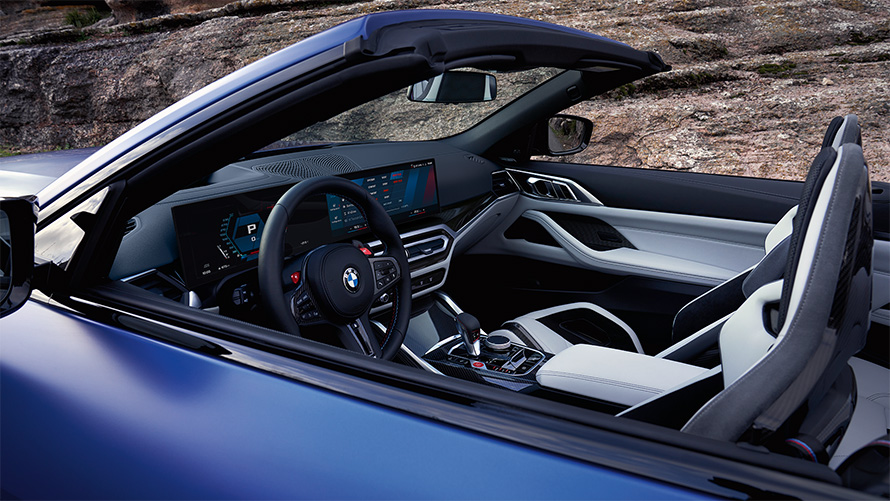 BMW M4 Competition Cabrio mit M xDrive G83 2021 BMW Individual Frozen Portimao Blau metallic Cockpit und Innenraum mit offenem Verdeck
