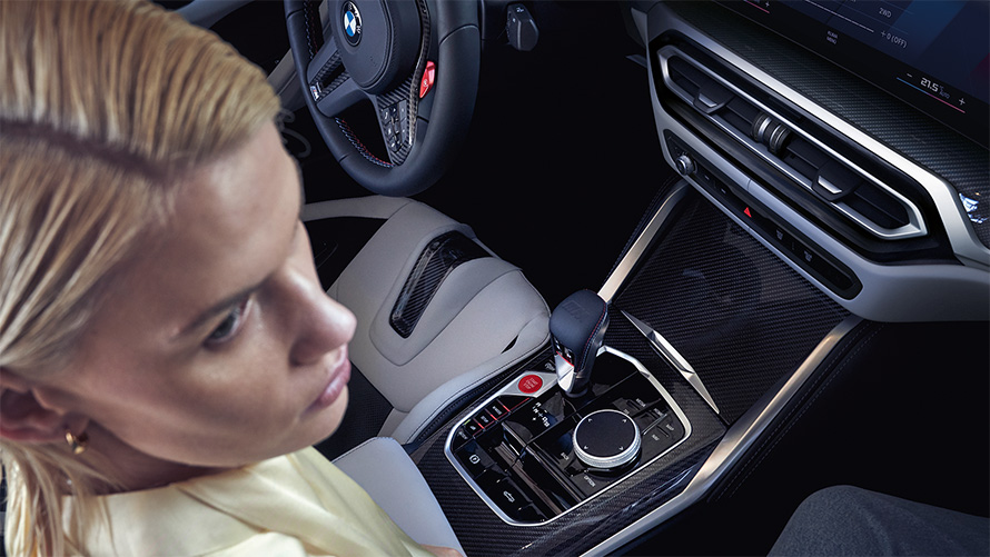 BMW M4 Competition Cabrio mit M xDrive G83 2021 Mittelkonsole und Frau auf Beifahrersitz