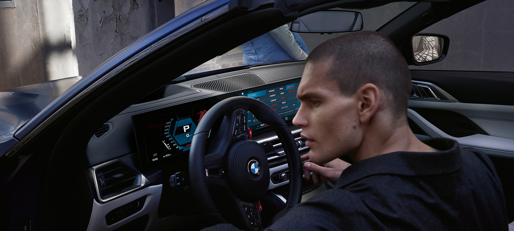 BMW M4 Competition Cabrio mit M xDrive G83 2021 BMW Individual Frozen Portimao Blau metallic Cockpit mit geöffneter Tür und männlichem Model
