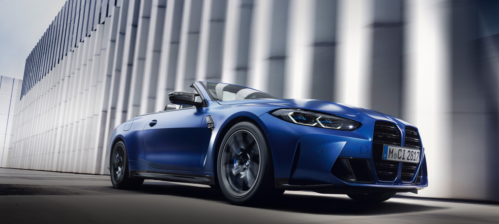 BMW M4 Competition Cabrio mit M xDrive G83 2021 BMW Individual Frozen Portimao Blau metallic Dreiviertel-Frontansicht fahrend