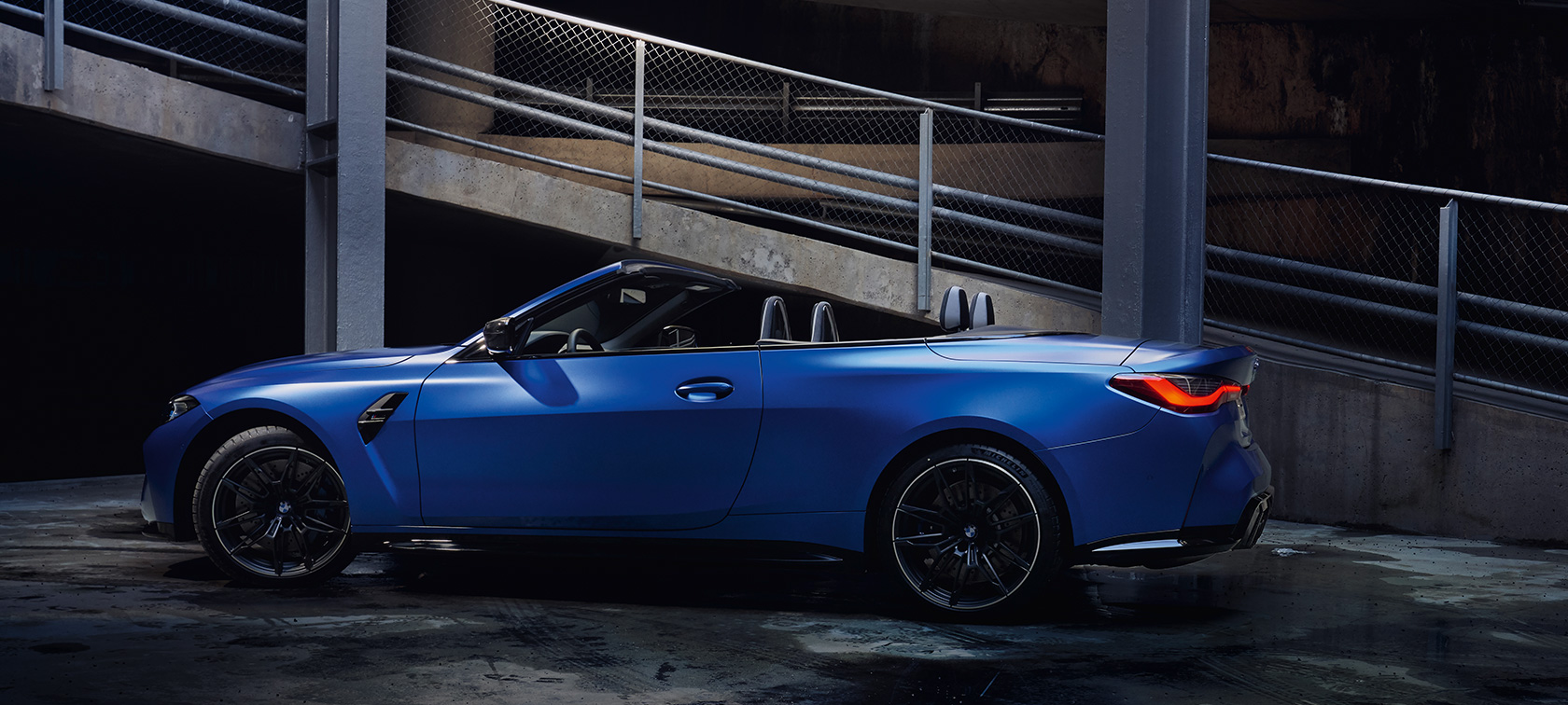 BMW M4 Competition Cabrio mit M xDrive G83 2021 BMW Individual Frozen Portimao Blau metallic Seitenansicht stehend