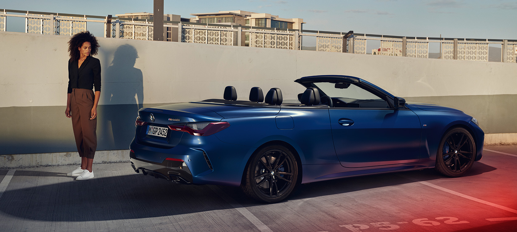 Dreiviertel-Heckansicht BMW M440i xDrive Cabrio G23 2020 BMW M440i xDrive Cabrio G23 2020 BMW Individual Frozen Portimao Blau metallic Dreiviertel-Heckansicht mit Model