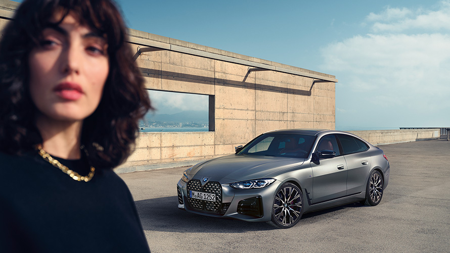 BMW M440i xDrive Gran Coupé G26 2021 Frozen Pure Grey metallic Dreiviertel-Frontansicht mit Model