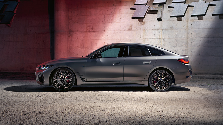 BMW M440i xDrive Gran Coupé G26 2021 Frozen Pure Grey metallic Seitenansicht vor Wand