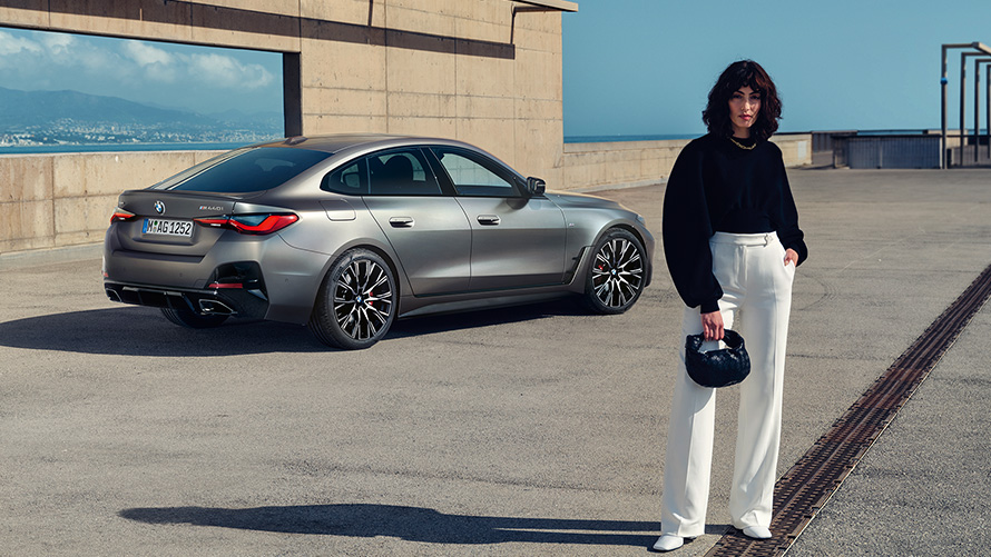 BMW M440i xDrive Gran Coupé G26 2021 Frozen Pure Grey metallic Dreiviertel-Heckansicht mit Model