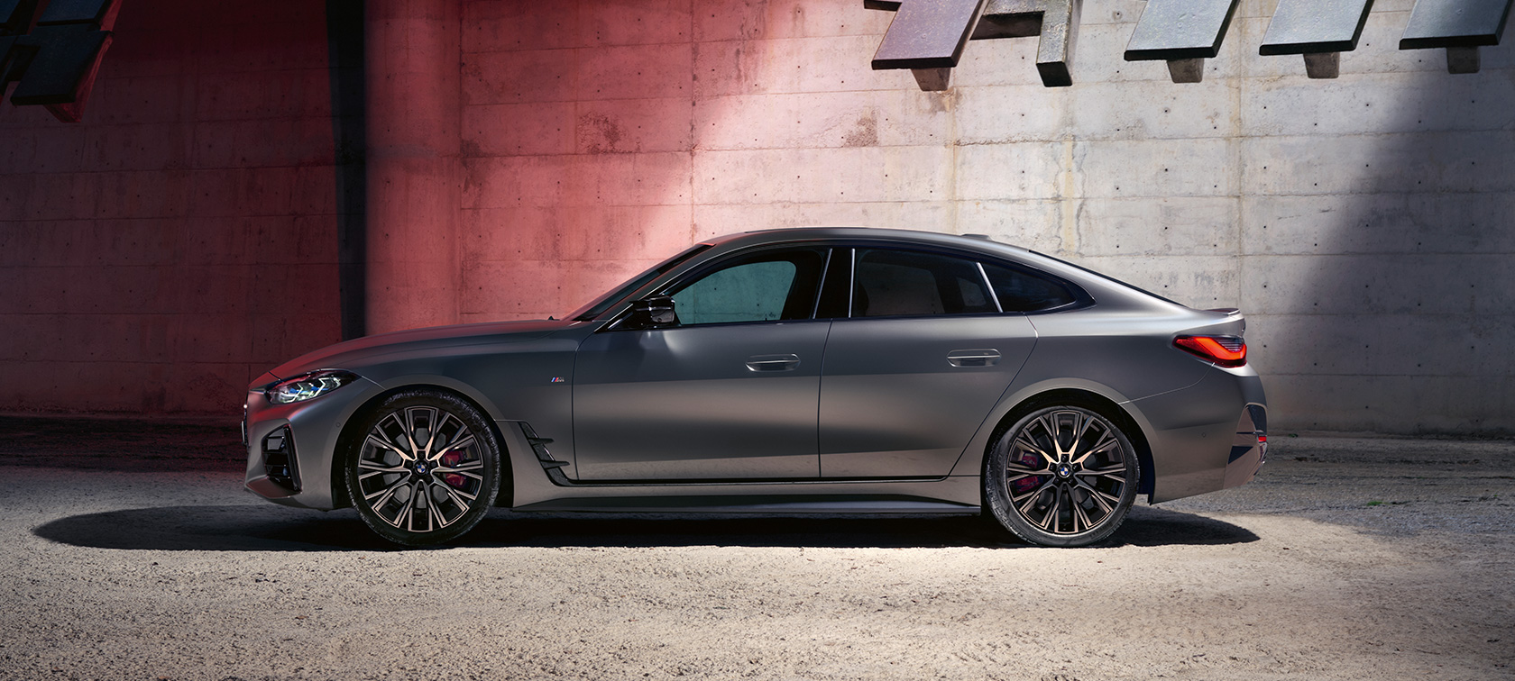 BMW M440i xDrive Gran Coupé G26 2021 BMW Individual Frozen Pure Grey metallic Seitenansicht stehend