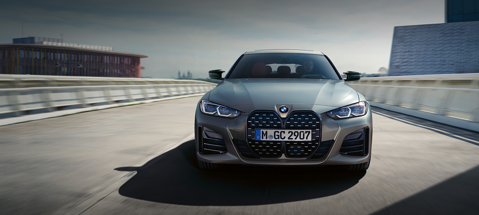 BMW M440i xDrive Gran Coupé G26 2021 BMW Individual Frozen Pure Grey metallic Frontansicht 