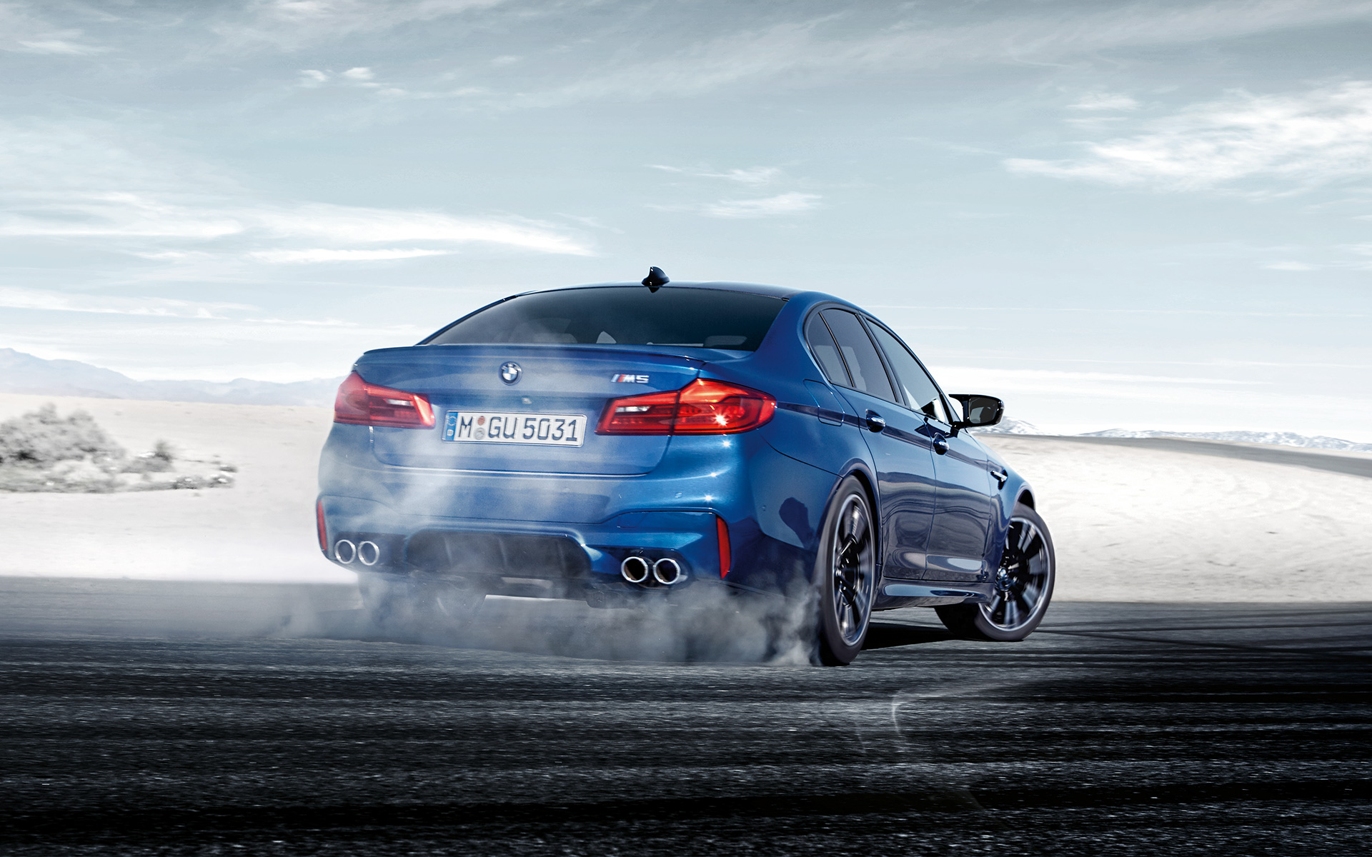 BMW M5 driftet, Schnee im Hintergrund BMW M5 driftet, Schnee im Hintergrund