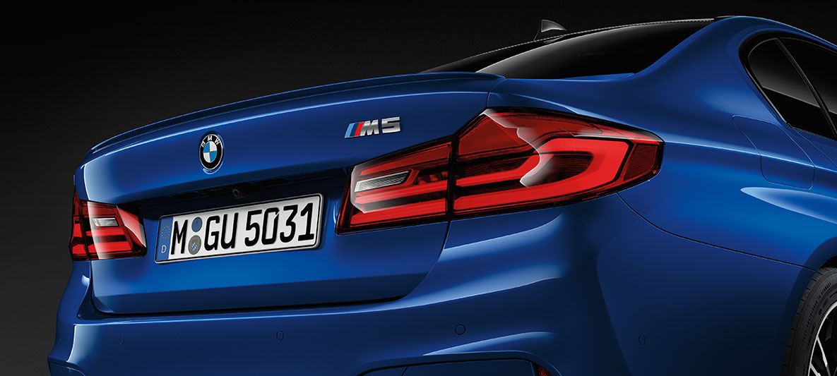 M5 Kennzeichnung. BMW M5 Heckansicht Detail M5 Kennzeichnung.