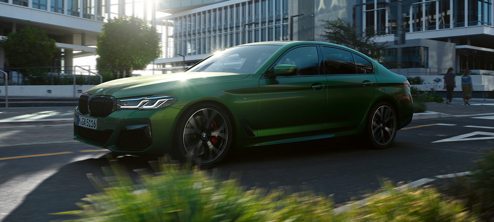 BMW M550i xDrive Limousine G30 LCI Facelift 2020 BMW Individual Verde Ermes Seitenansicht fahrend