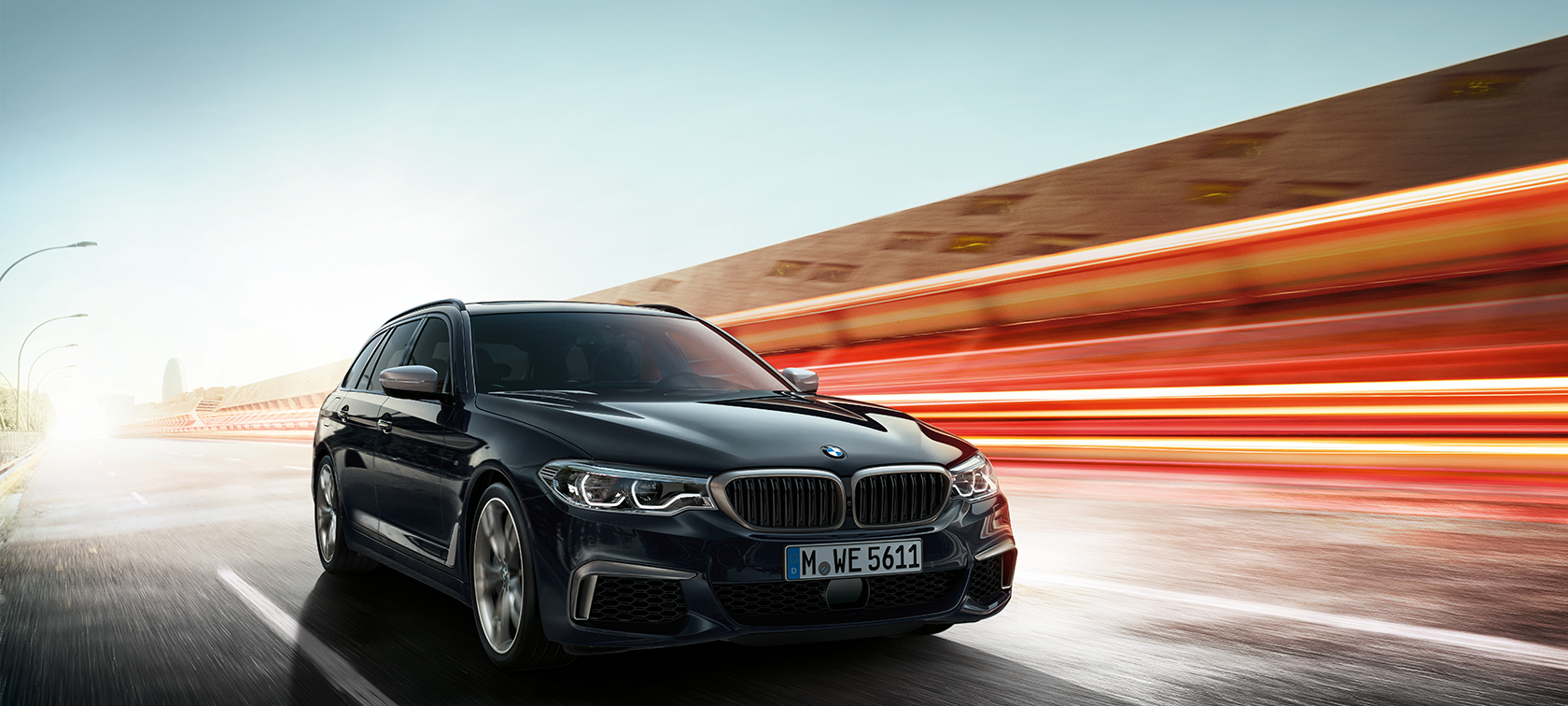 BMW M550d xDrive Touring Dreiviertel-Frontansicht BMW M550d xDrive Touring neu G31 Azuritschwarz metallic Dreiviertel-Frontansicht