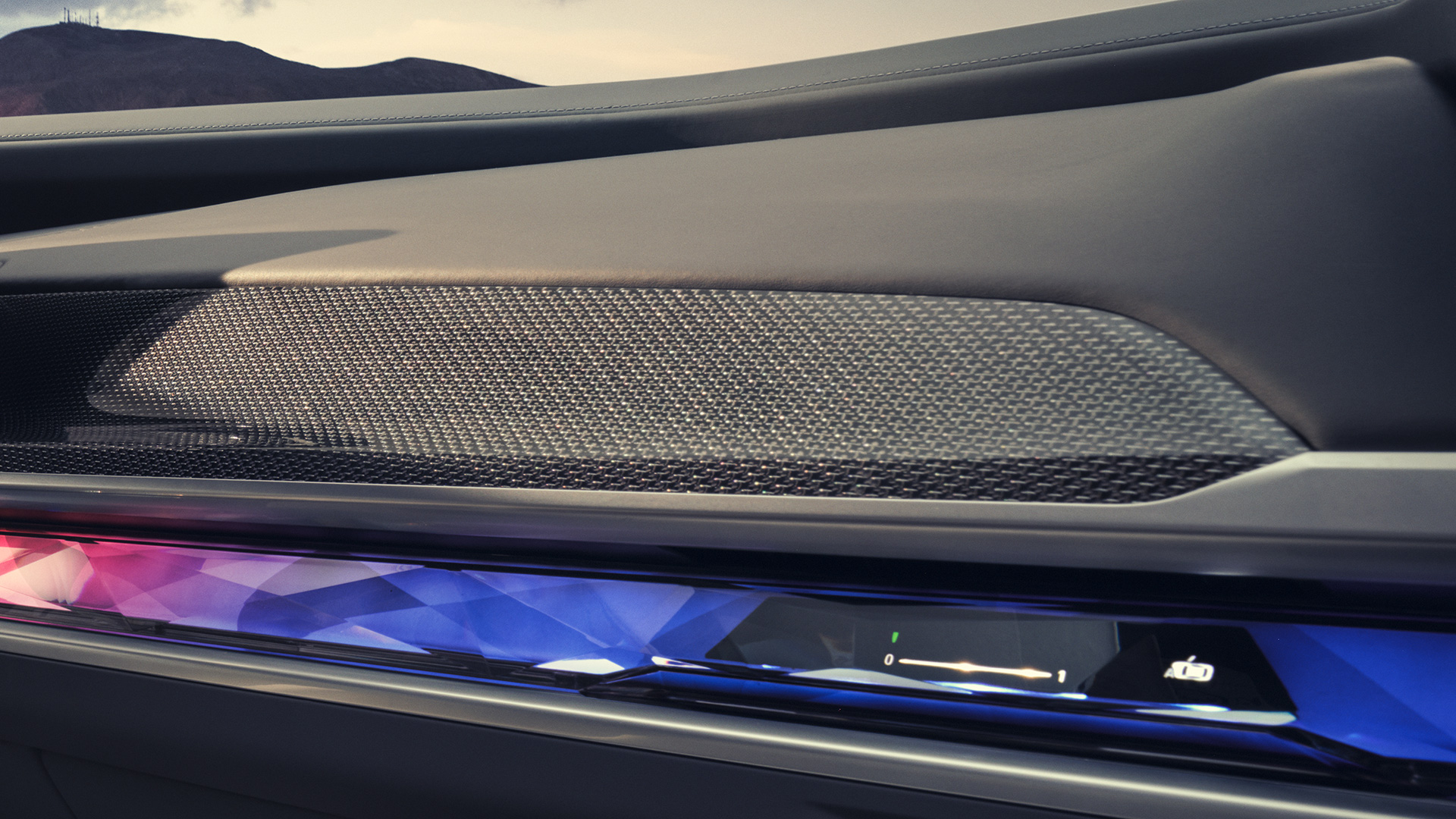 M Interieurleisten ‘Carbon Fibre,’ BMW M760e xDrive Limousine G70 Nahaufnahme