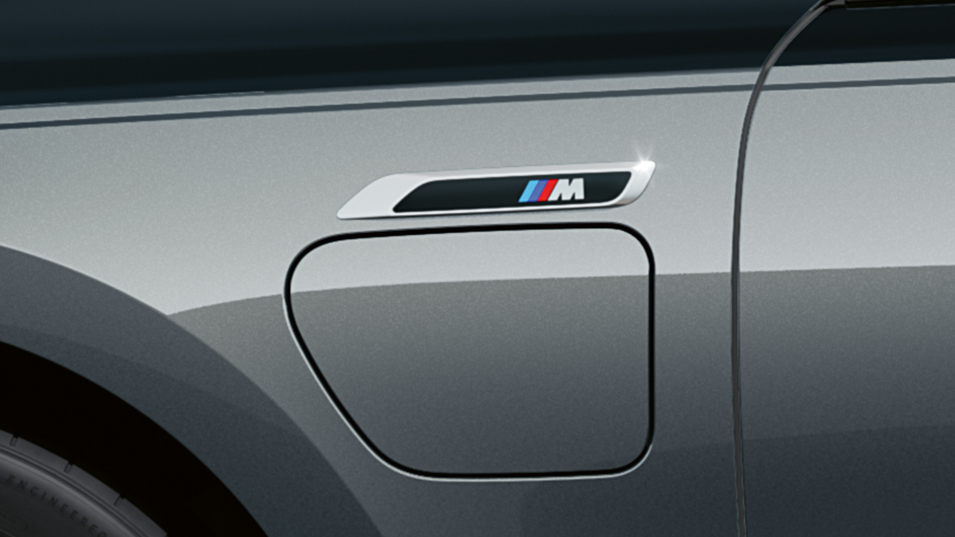 M-Badge BMW M760e xDrive Limousine G70 M Performance Paket BMW Individual Two-Tone Lackierung Saphirschwarz metallic BMW Individual Dravitgrau metallic Nahaufnahme Seitenansicht