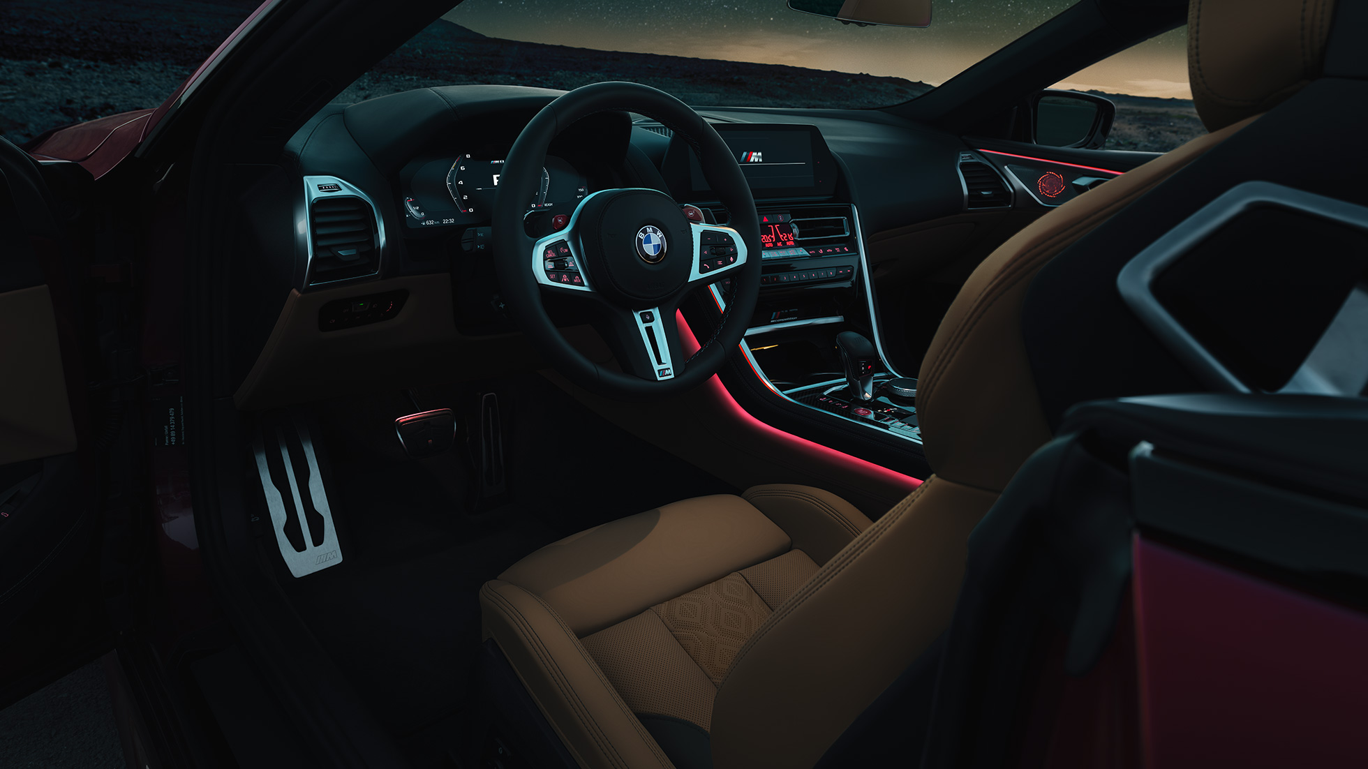BMW M8 Competition Cabriolet, Cockpit. BMW M8 Competition Cabriolet, Cockpit bei Nacht mit M Lederlenkrad und rotem ambienten Licht.