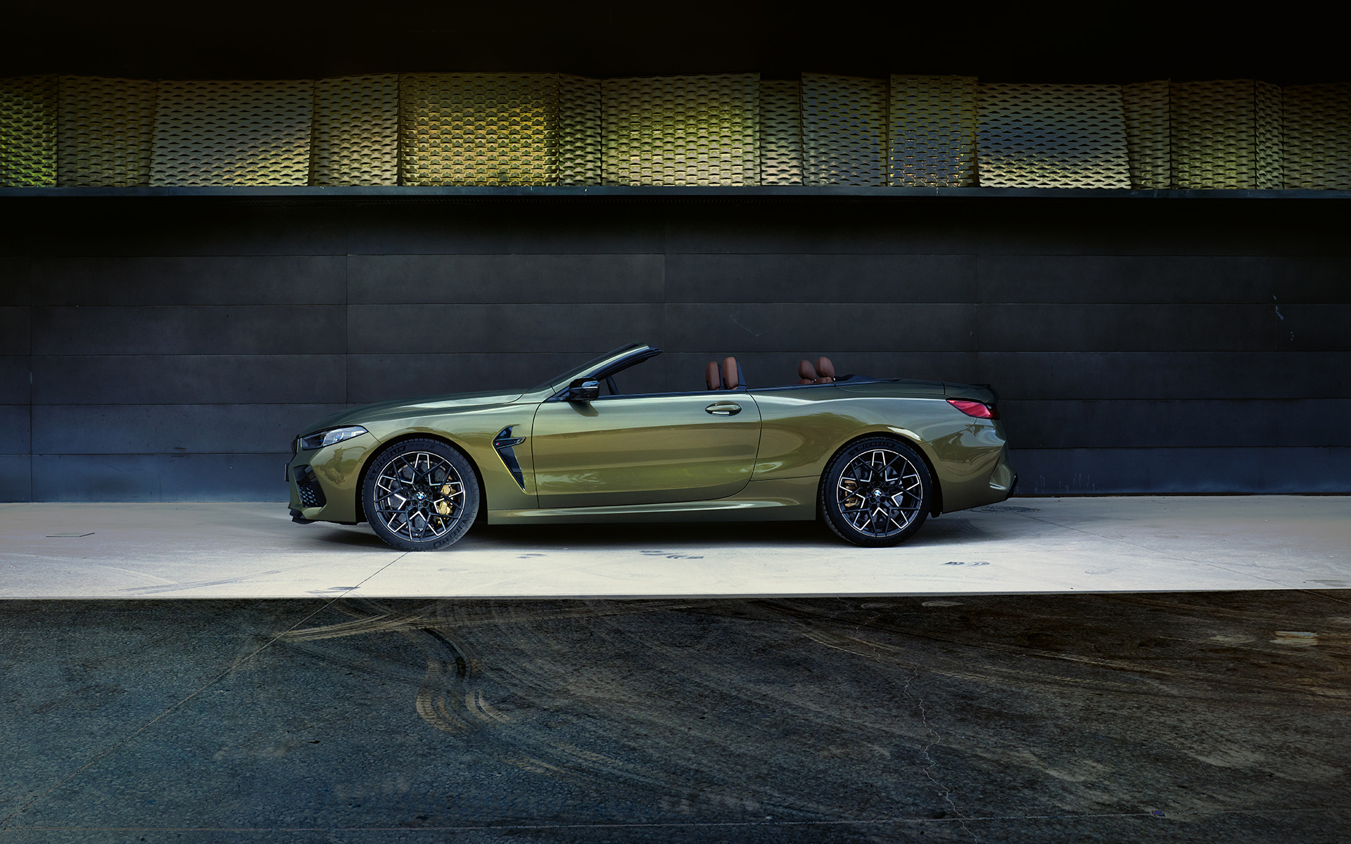 BMW M8 Competition Cabriolet F91 LCI Facelift 2022 BMW Individual Brass metallic Seitenansicht auf Bühne