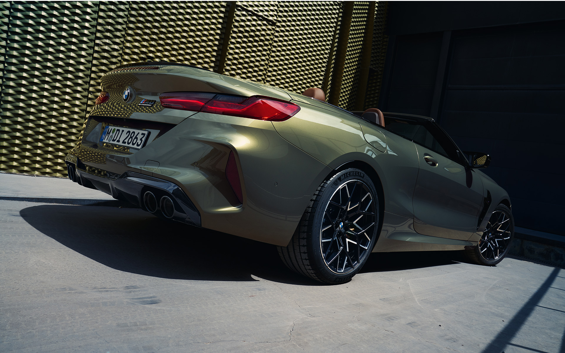 BMW M8 Competition Cabriolet F91 LCI Facelift 2022 BMW Individual Brass metallic Dreiviertel-Heckansicht Froschperspektive