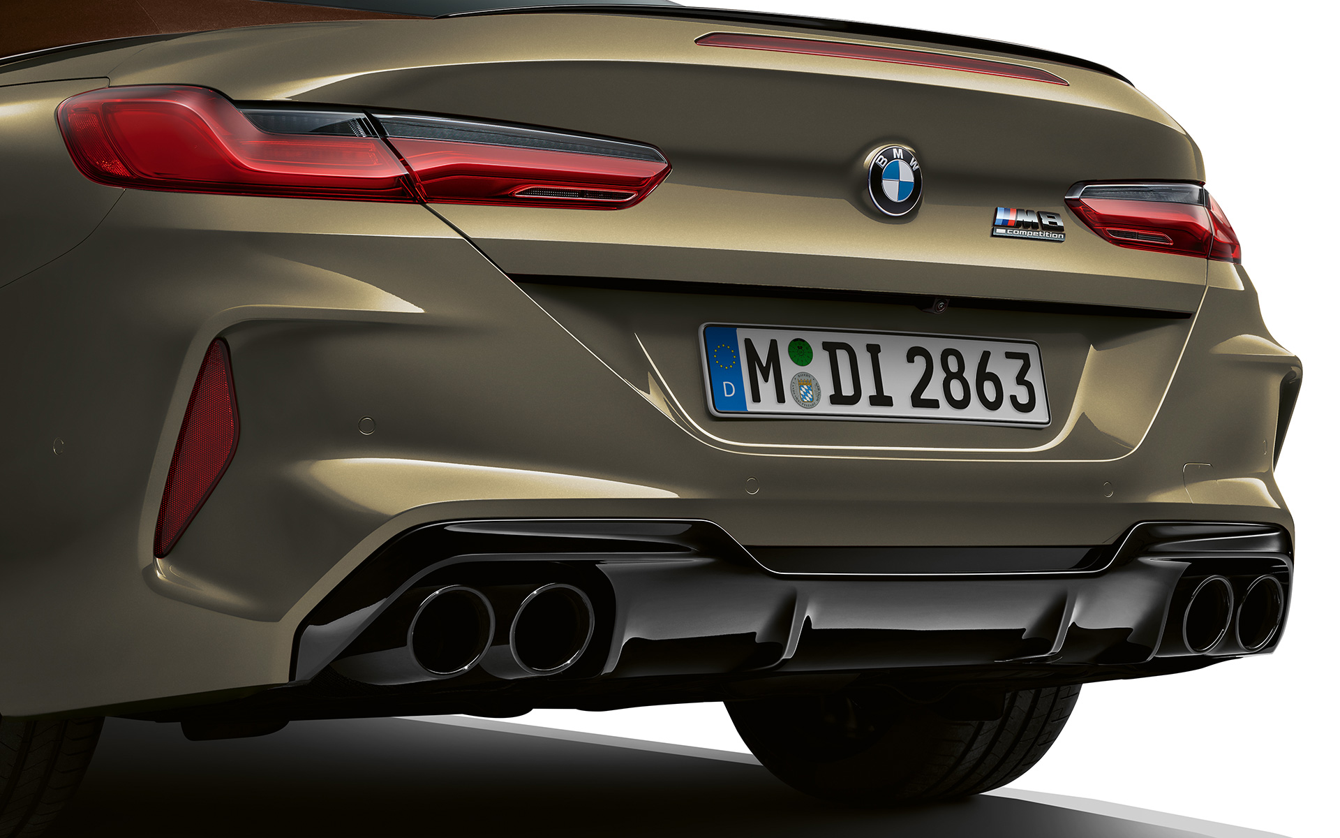 BMW M8 Competition Cabriolet F91 LCI Facelift 2022 BMW Individual Brass metallic Heckansicht Nahaufnahme