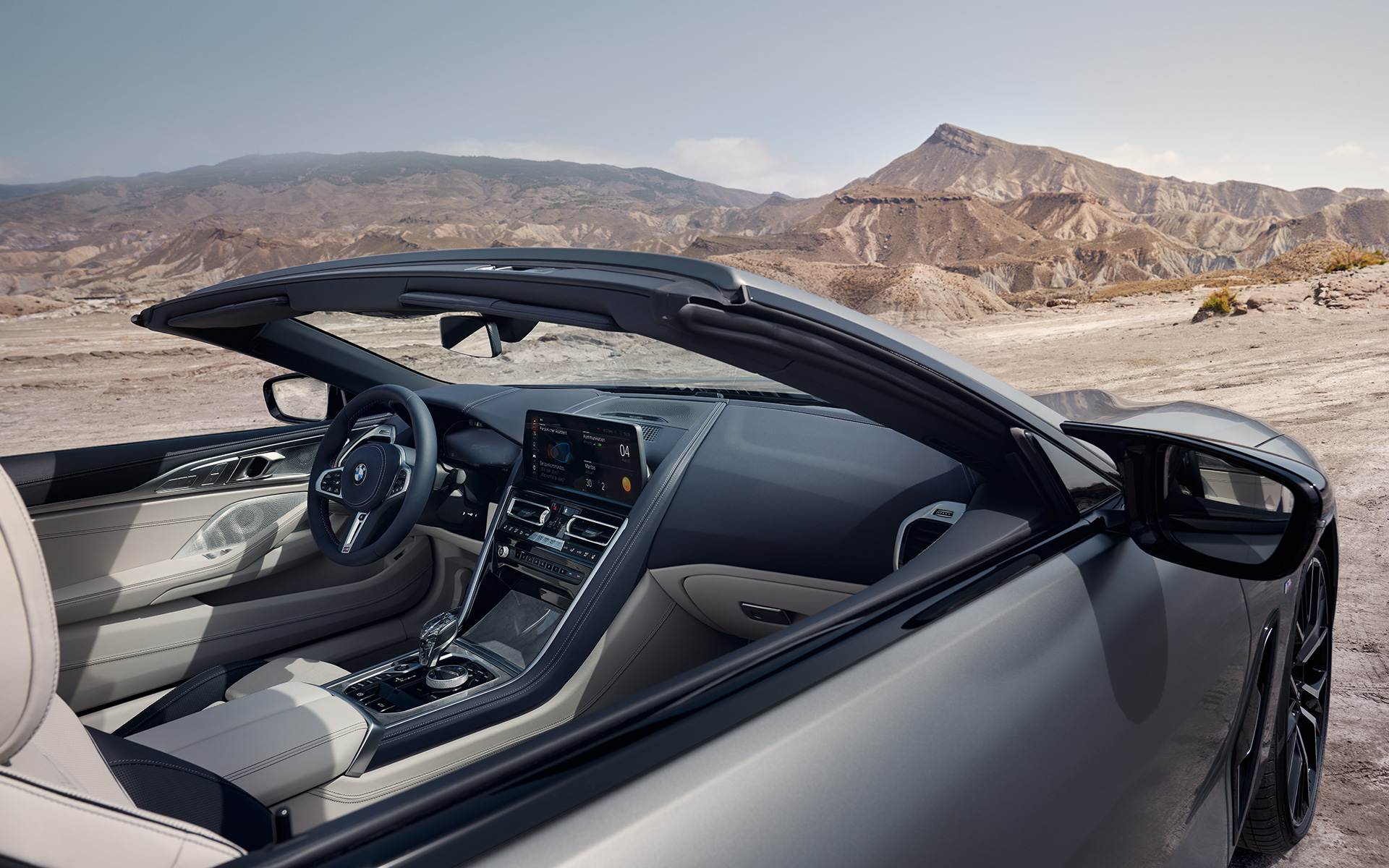 BMW M850i xDrive Cabriolet G14 LCI Facelift 2022 BMW Individual Frozen Pure Grey metallic Innenraumansicht durchs offene Verdeck