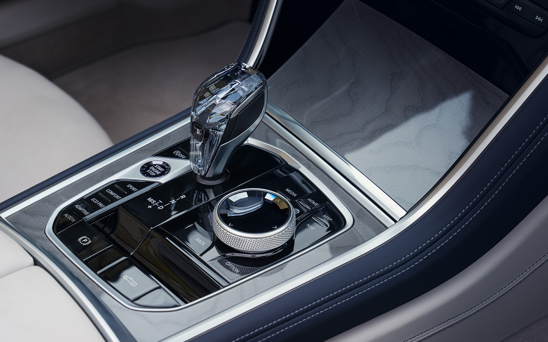 BMW M850i xDrive Cabriolet G14 LCI Facelift 2022 Gangwahlschalter mit Glasapplikation 'CraftedClarity' Nahaufnahme