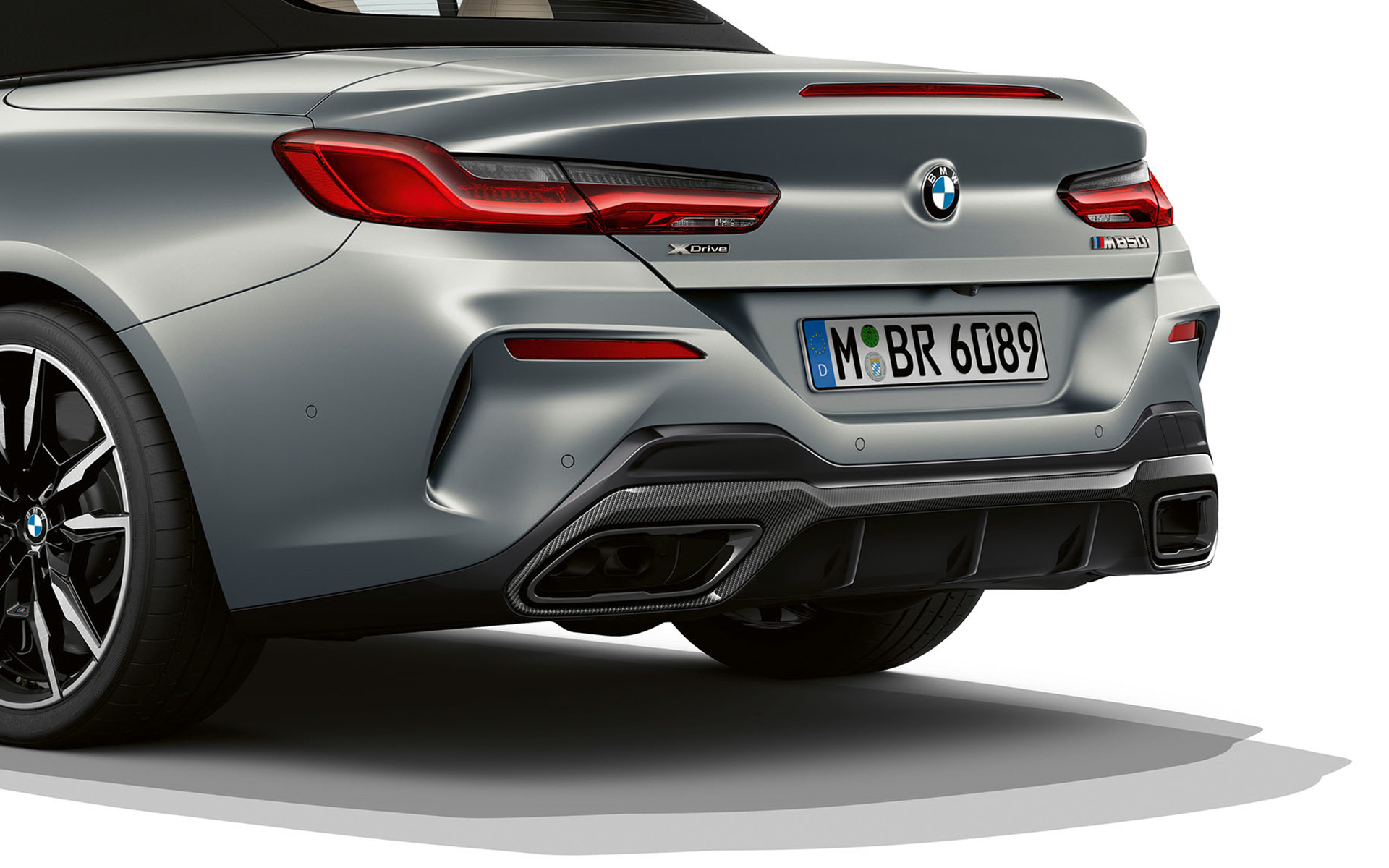 BMW M850i xDrive Cabriolet G14 LCI Facelift 2022 BMW Individual Frozen Pure Grey metallic Dreiviertel-Heckansicht Heckschürze Nahaufnahme