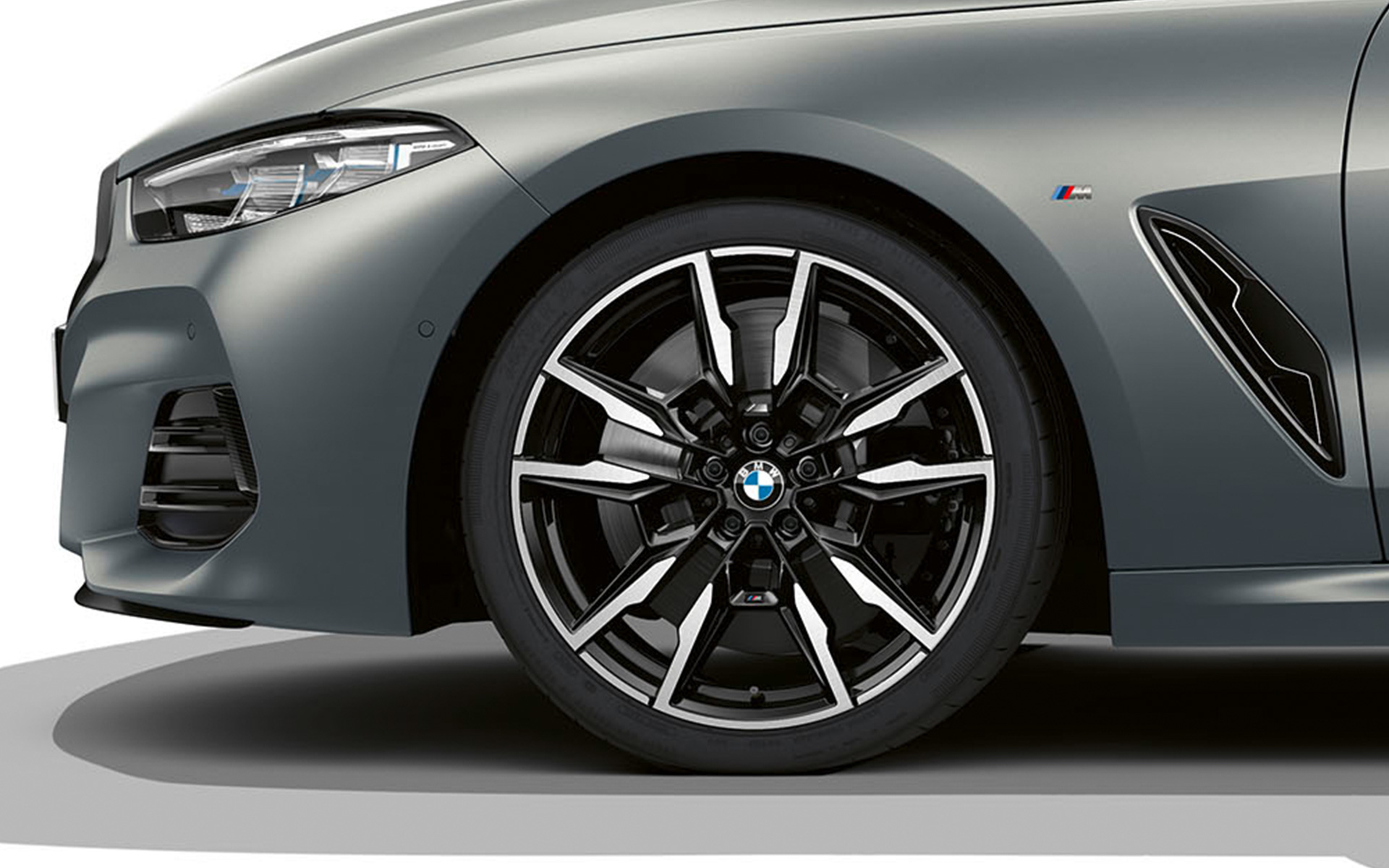 BMW M850i xDrive Cabriolet G14 LCI Facelift 2022 BMW Individual Frozen Pure Grey metallic 20'' M Leichtmetallräder Doppelspeiche 894 M Nahaufnahme