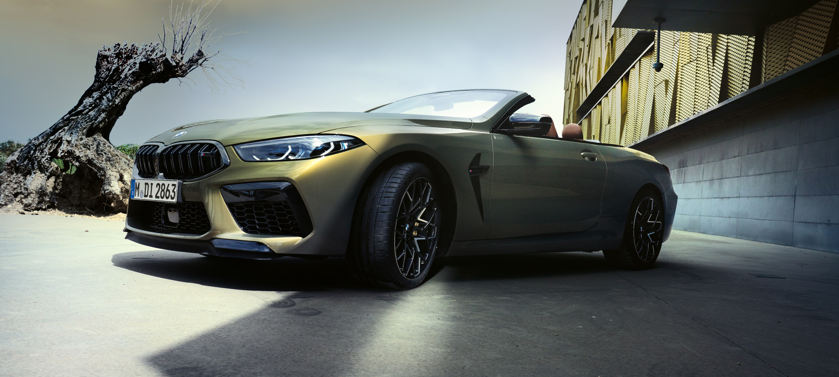 BMW M8 Competition Cabriolet F91 LCI Facelift 2022 BMW Individual Brass metallic Dreiviertel-Frontansicht Froschperspektive