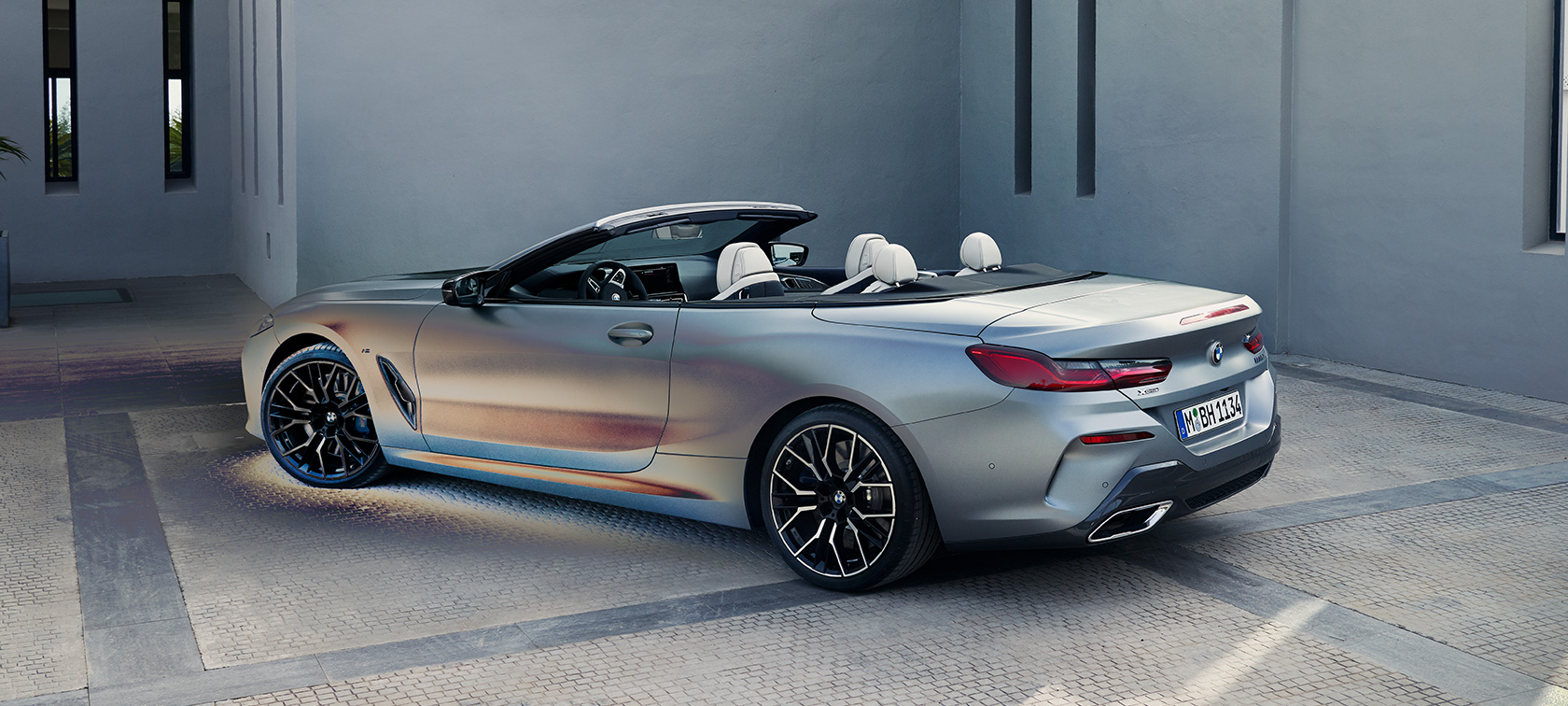 BMW M850i xDrive Cabriolet G14 LCI Facelift 2022 BMW Individual Frozen Pure Grey metallic Dreiviertel-Heckansicht stehend