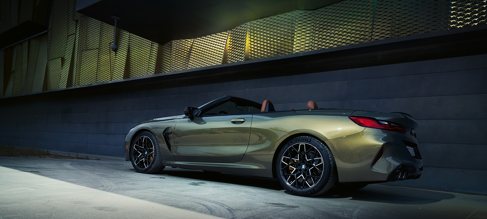 BMW M8 Competition Cabriolet F91 LCI Facelift 2022 BMW Individual Brass metallic Dreiviertel-Seitenansicht stehend vor Wand