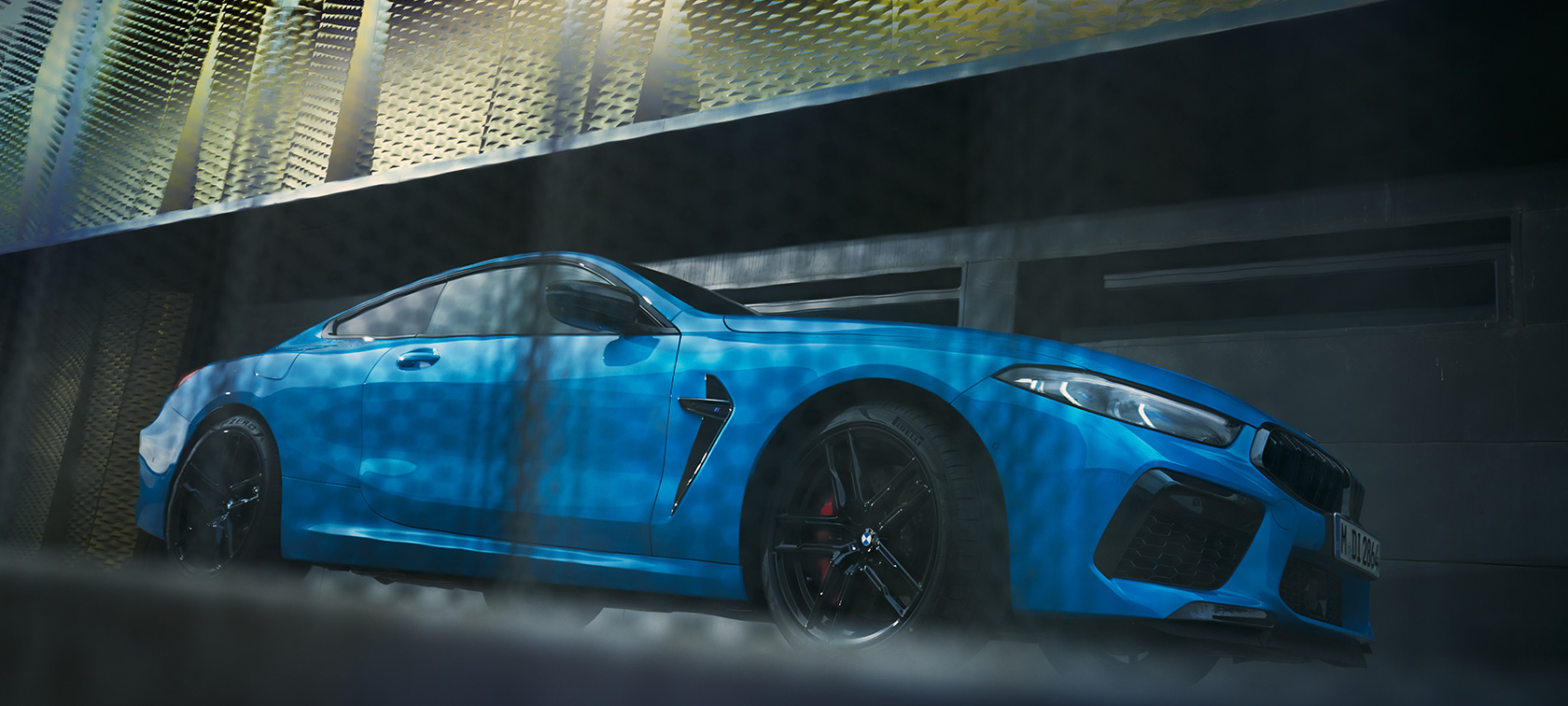 BMW M8 Competition Coupé F92 LCI Facelift 2022 BMW Individual Daytona Beach Blau uni Seitenansicht stehend vor Gebäude Froschperspektive