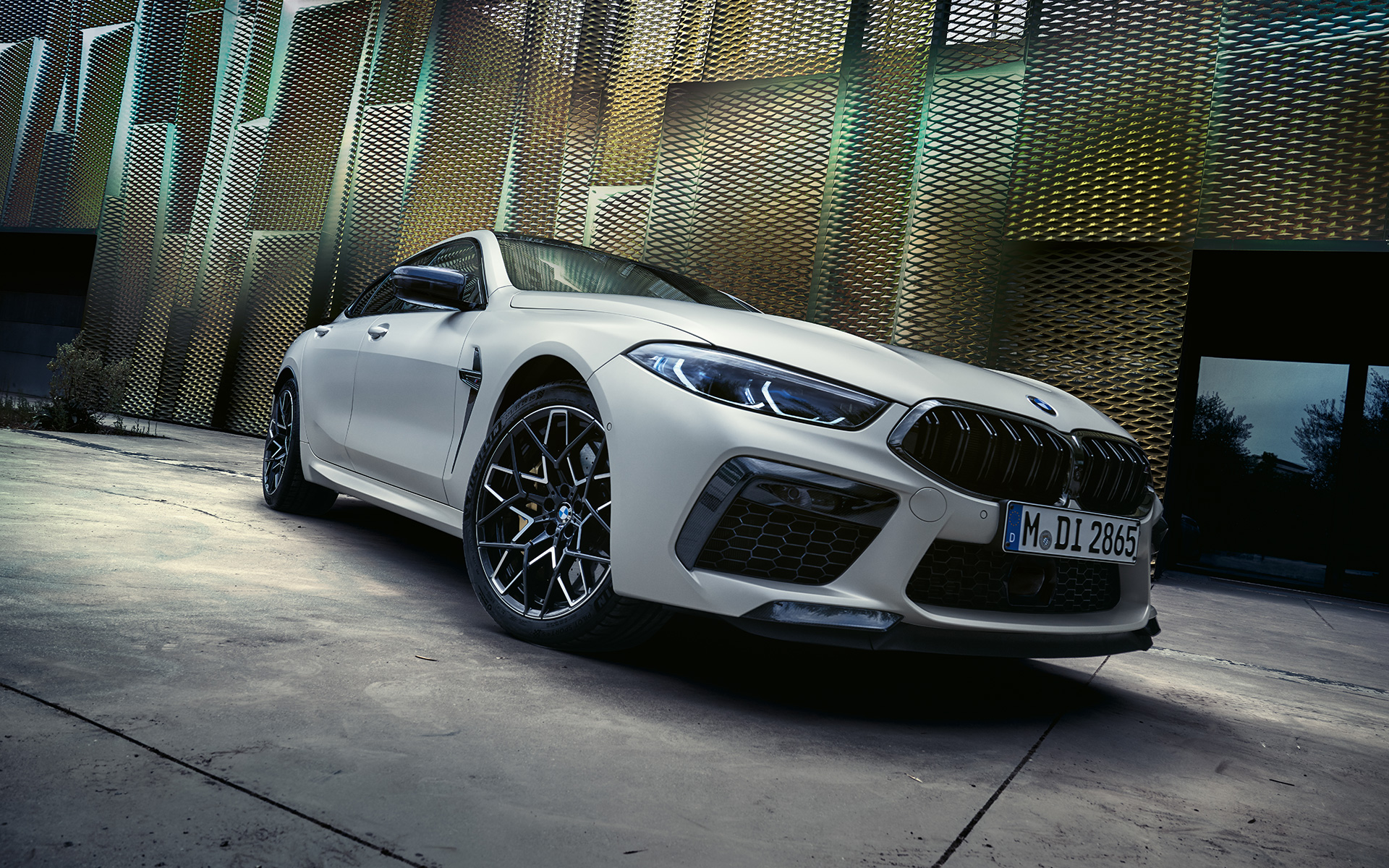 BMW M8 Competition Gran Coupé F93 LCI Facelift 2022 BMW Individual Frozen Brilliant White metallic Dreiviertel-Frontansicht Froschperspektive
