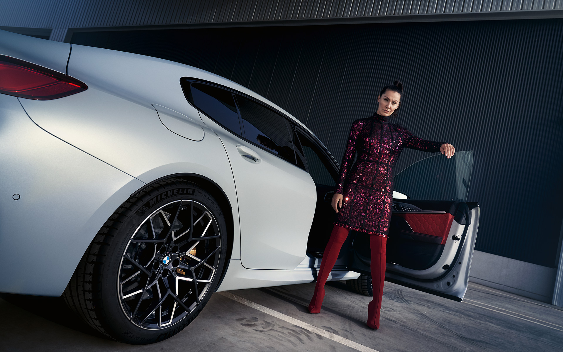 BMW M8 Competition Gran Coupé F93 LCI Facelift 2022 BMW Individual Frozen Brilliant White metallic Dreiviertel-Heckansicht mit Model Froschperspektive
