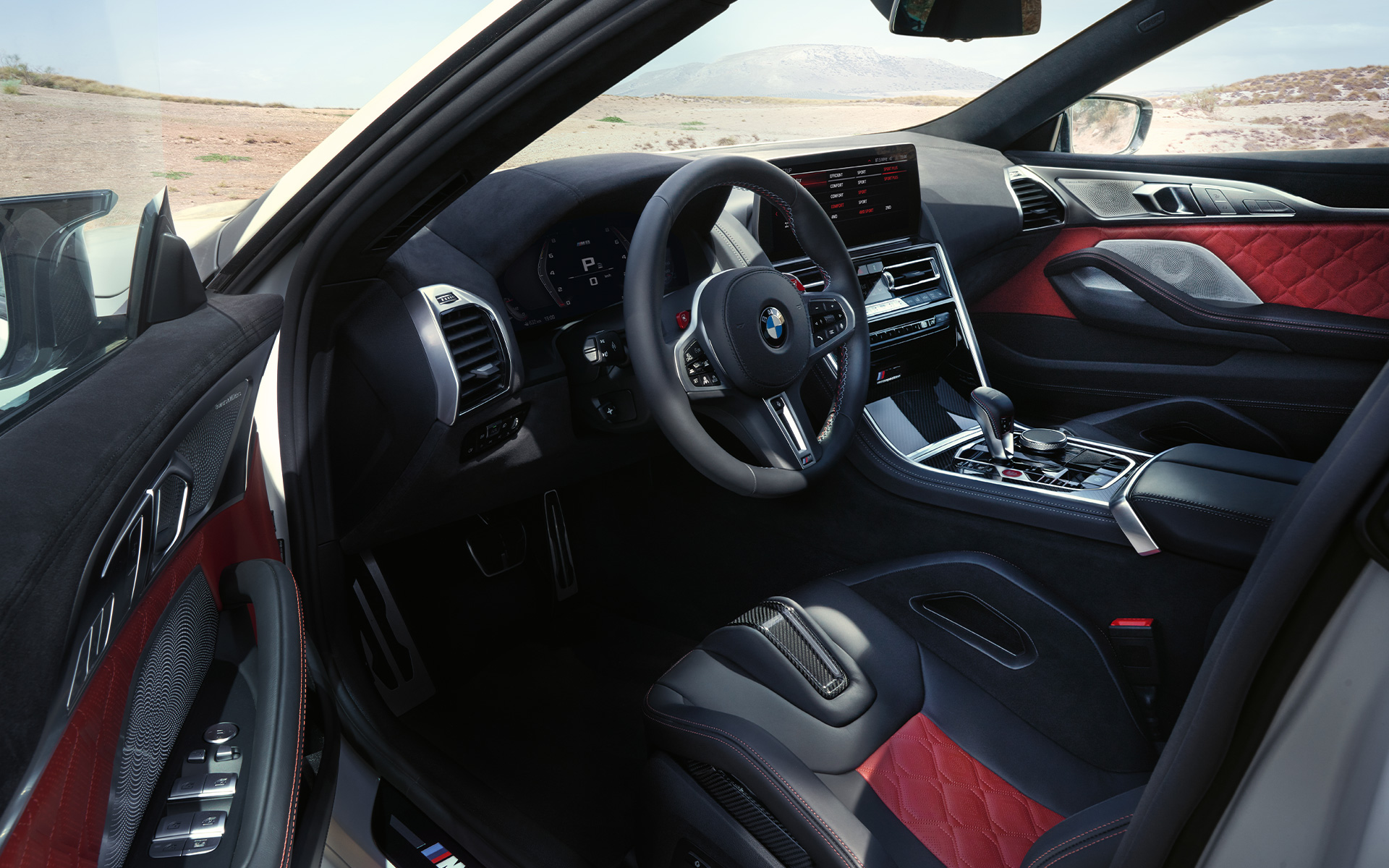 BMW M8 Competition Gran Coupé F93 LCI Facelift 2022 Innenraumansicht mit geöffneter Tür 