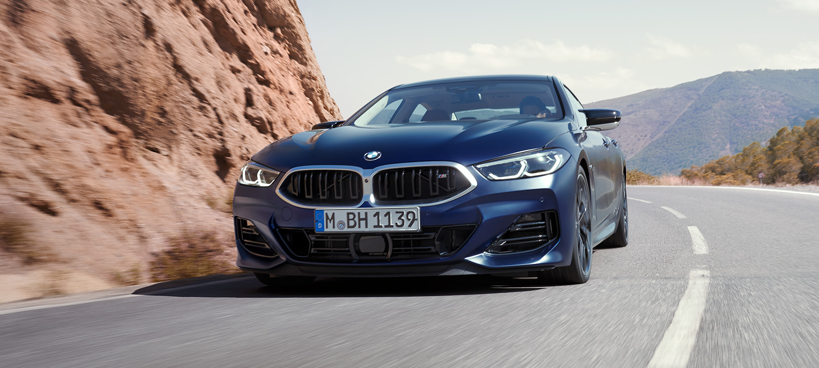 BMW M850i xDrive Gran Coupé G16 LCI Facelift 2022 BMW Individual Frozen Tansanitblau metallic Dreiviertel-Frontansicht fahrend in der Kurve