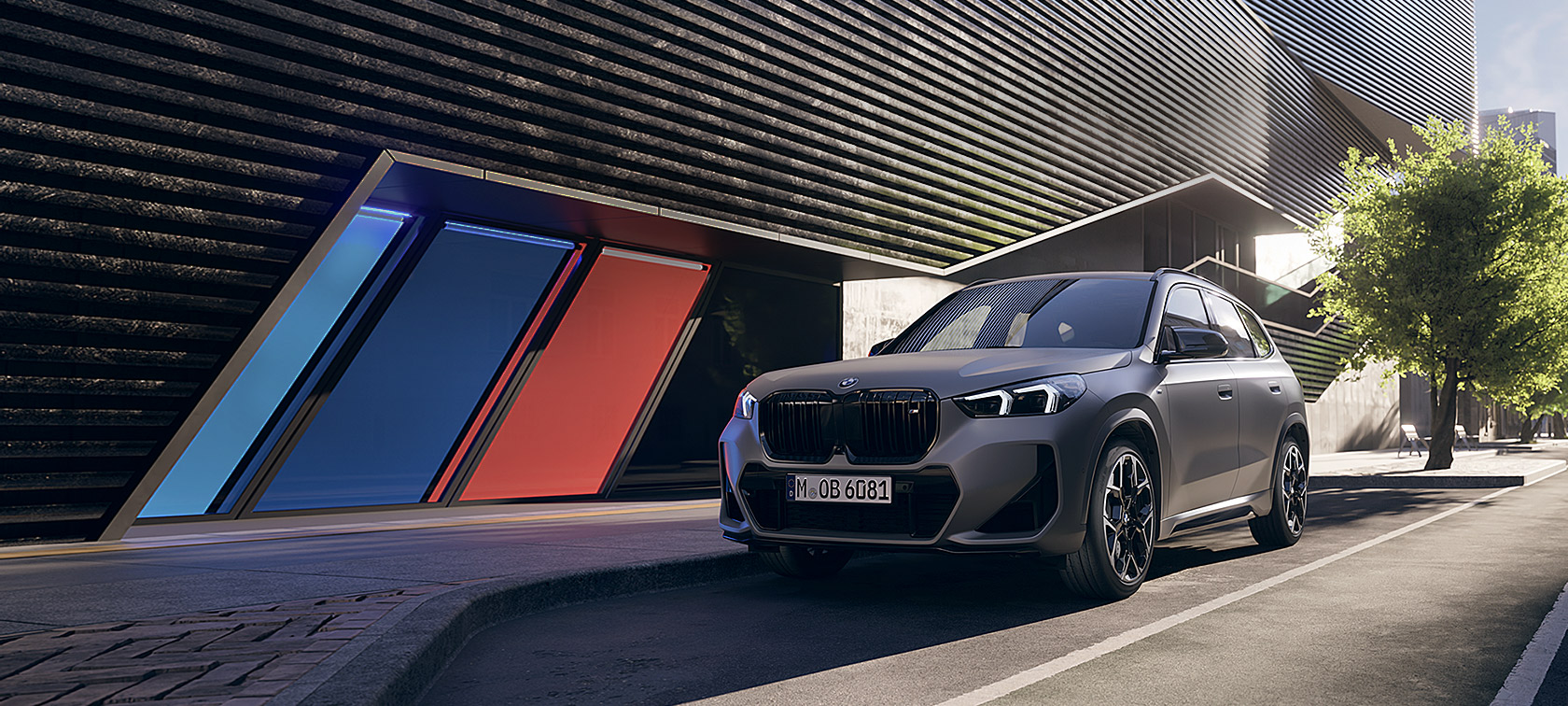 BMW X1 M35i Dreiviertel-Seitenansicht stehend
