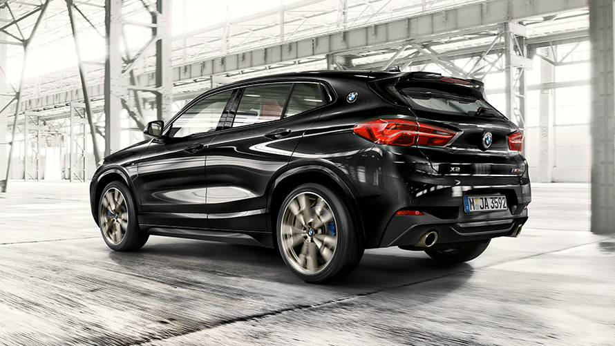 BMW X2 M35i (F39), Saphirschwarz metallic, Dreiviertel-Heckansicht fahrend BMW X2 M35i (F39), Saphirschwarz metallic, Dreiviertel-Heckansicht fahrend