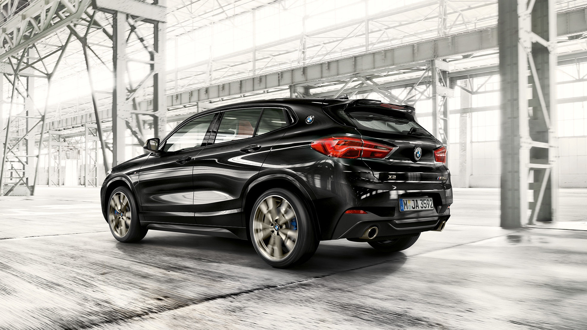 Fahrdynamik BMW X2 M35i SUV F39 Fahrdynamik BMW X2 M35i SUV Saphirschwarz metallic F39 2018 Dreiviertel-Heckansicht