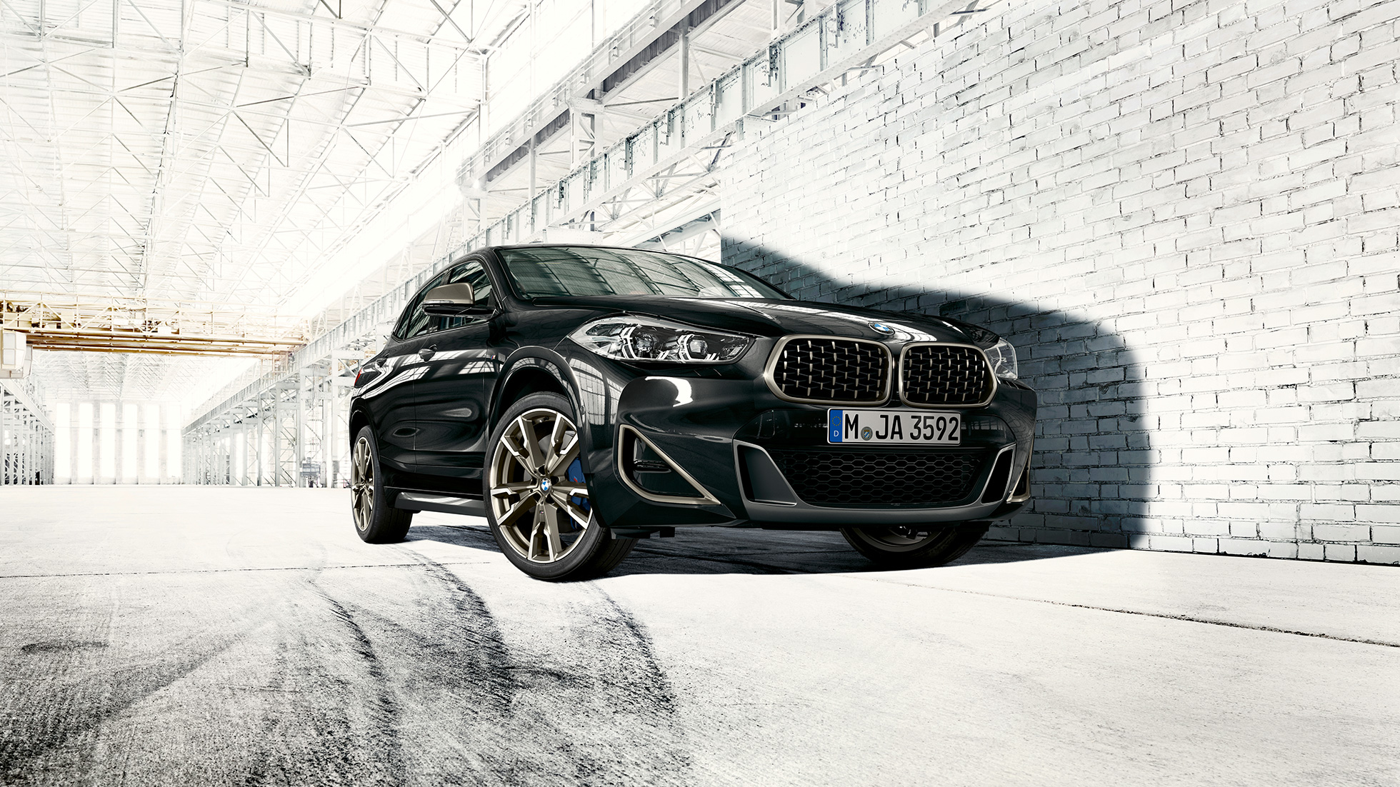 Doppelniere BMW X2 M35i SUV F39 BMW Doppelniere BMW X2 M35i SUV Saphirschwarz metallic F39 Dreiviertel-Frontansicht