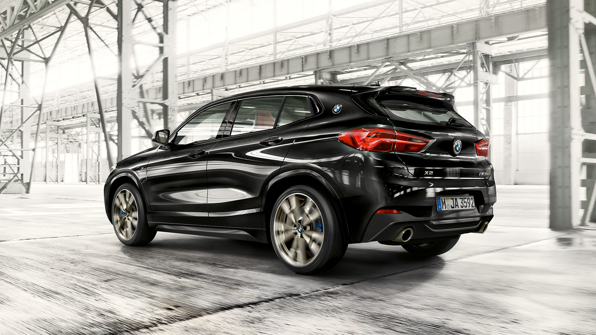 M Heckspoiler BMW X2 M35i SUV F39 M Heckspoiler BMW X2 M35i SUV Saphirschwarz metallic F39 Dreiviertel-Heckansicht