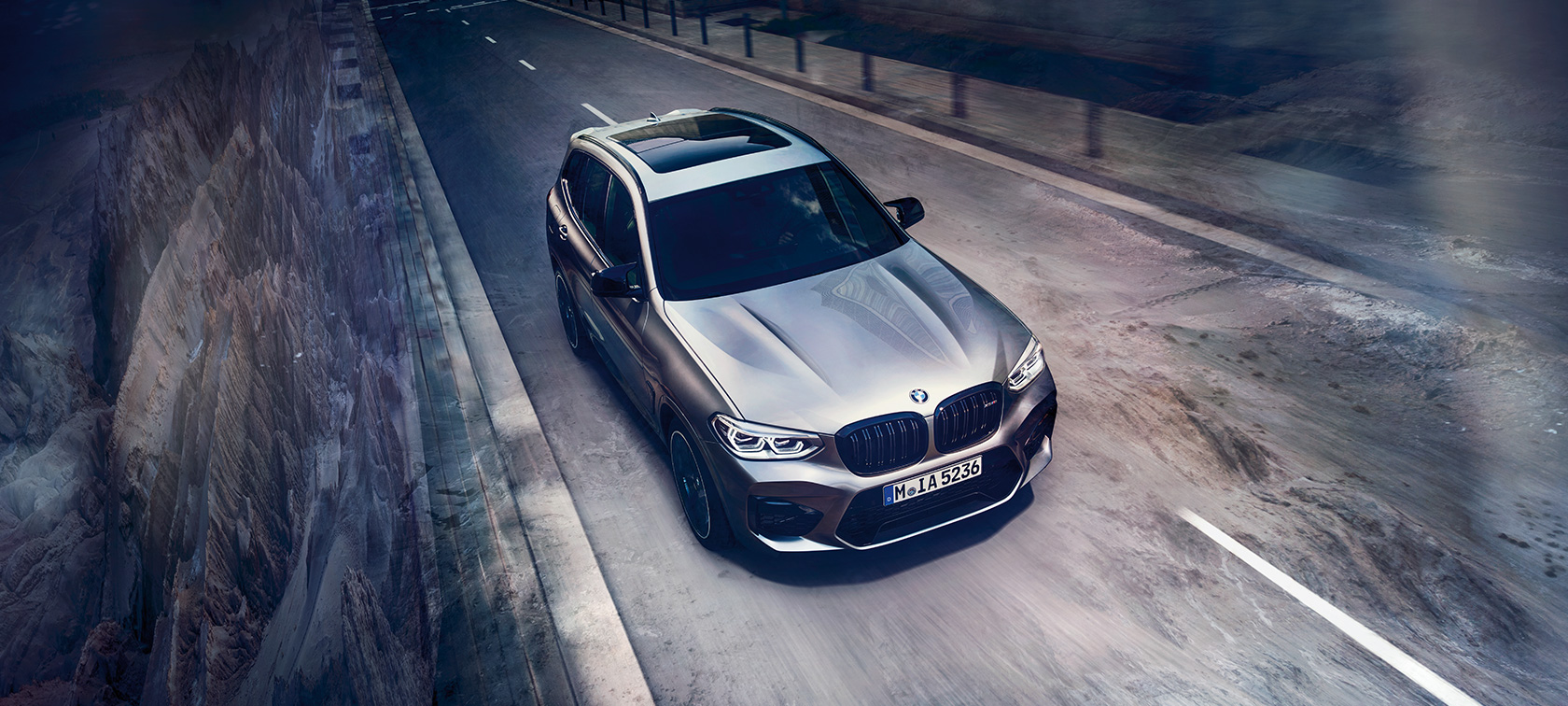 BMW X3 M Competition SUV, Vogelperspektive F97. BMW X3 M Competition SUV in Donington Grau metallic, Exterieur, Frontansicht aus Vogelperspektive F97.