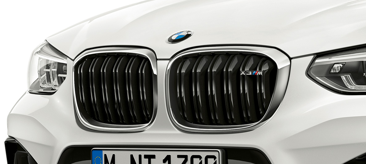BMW X3 M SUV, M Niere F97. BMW X3 M SUV in Alpinweiß, Exterieur, Front, M Niere mit Chrom-Highlights und Modellkennzeichnung F97.