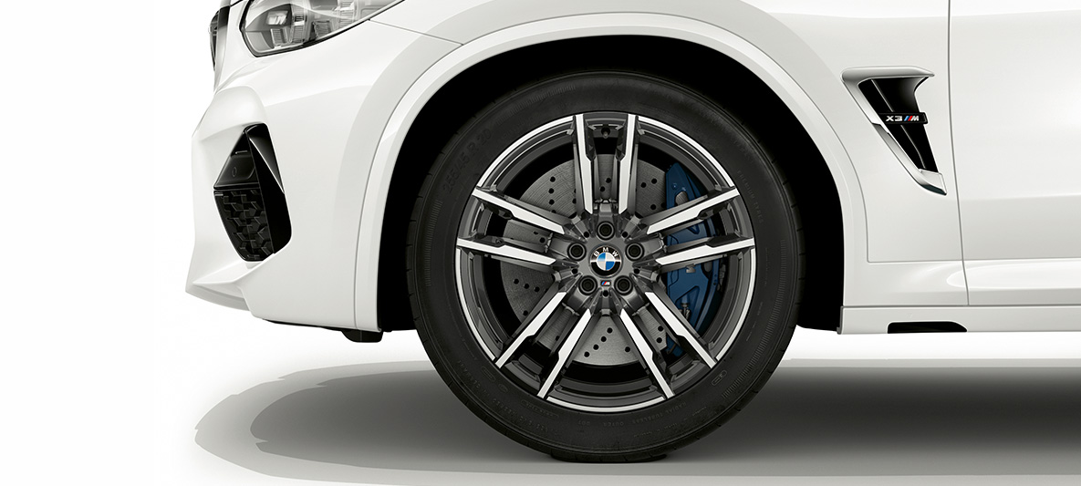 BMW X3 M SUV, 20“ M Leichtmetallräder in Orbitgrau F97. BMW X3 M SUV in Alpinweiß, Exterieur, 20“ M Leichtmetallräder in Orbitgrau F97.