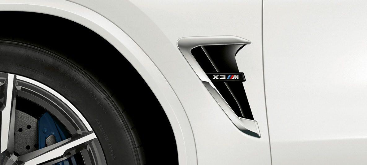 BMW X3 M SUV, M Kieme F97. BMW X3 M SUV in Alpinweiß, Exterieur, M Kieme mit Chrom-Highlights und Modellkennzeichnung F97.