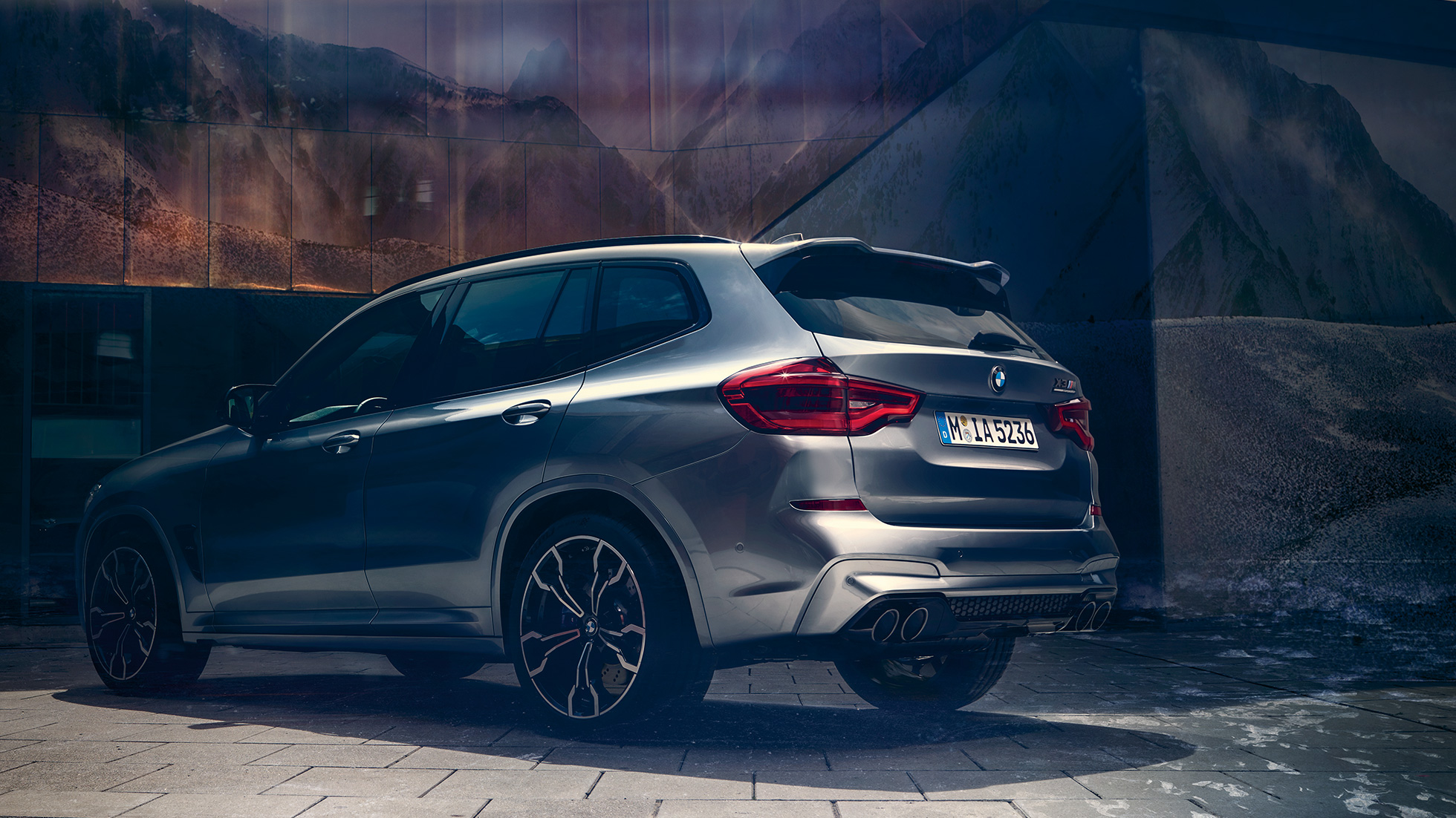 BMW X3 M Competition, seitliche Heckansicht. BMW X3 M Competition in Donington Grau metallic, Exterieur, seitliche Heckansicht.