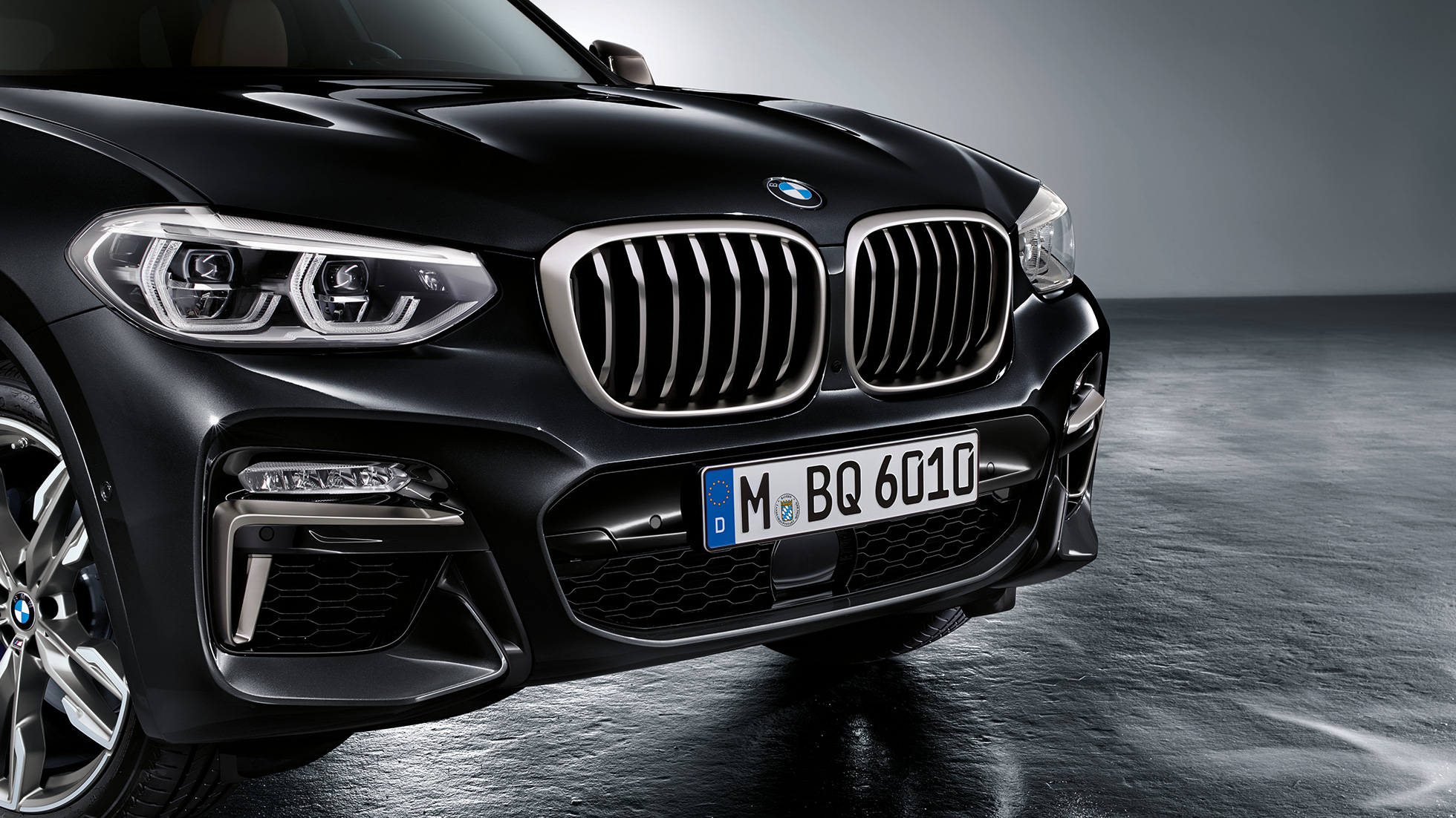BMW X3 M40i und BMW X3 M40d, Front. BMW X3 M40i und BMW X3 M40d in Saphirschwarz metallic, Exterieur, Front mit Designelementen in Cerium Grey.