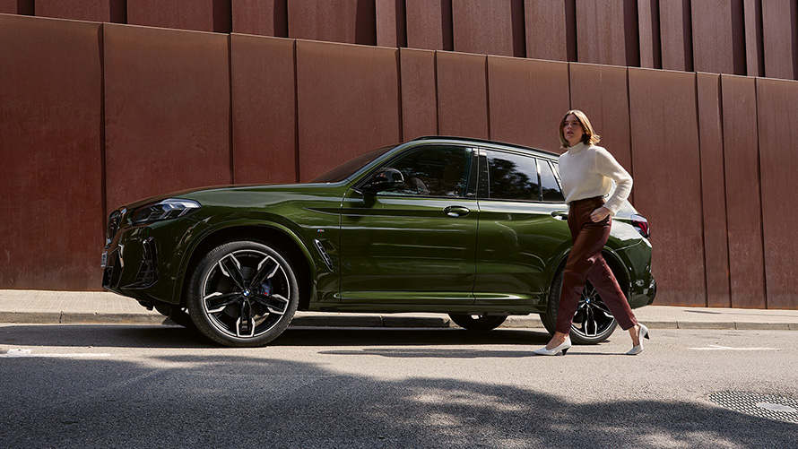 BMW X3 M40i G01 LCI Facelift 2021 Malachitgrün metallic Seitenansicht mit Frau