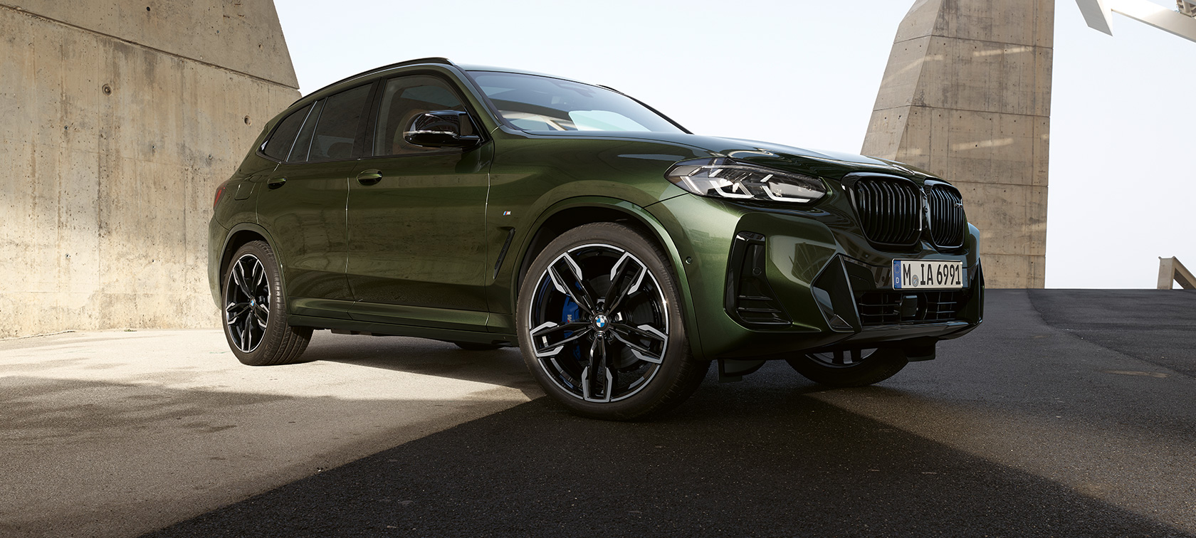 BMW X3 M40i G01 LCI Facelift 2021 Malachitgrün metallic Dreiviertel-Frontansicht stehend