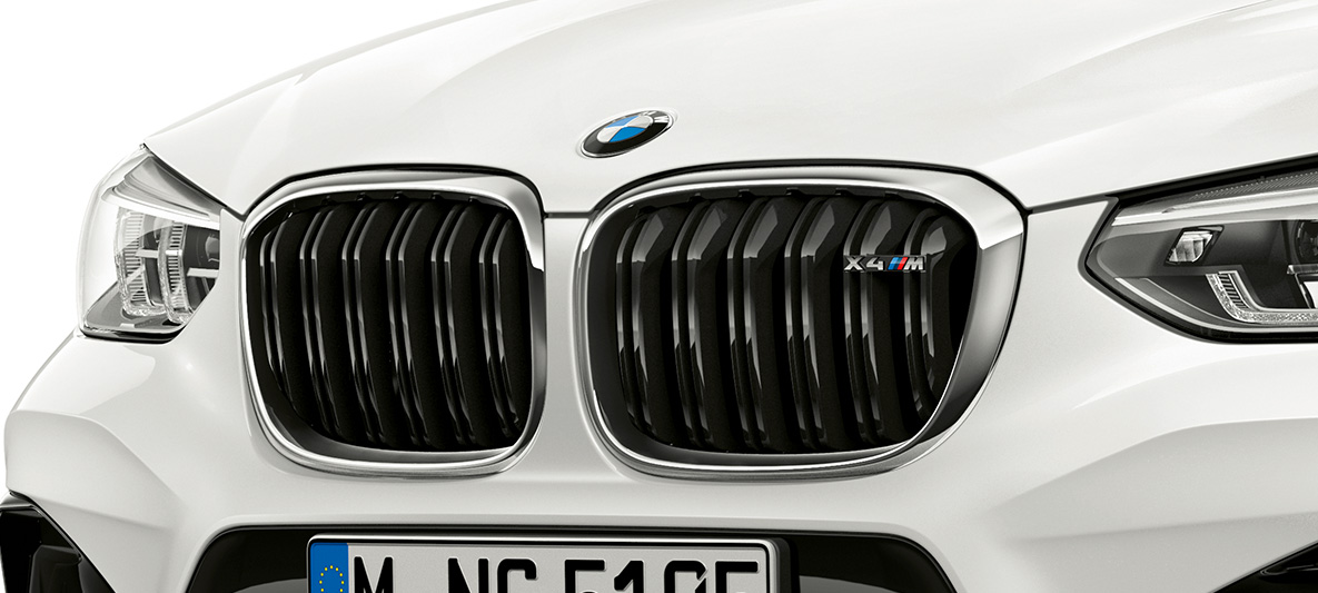 BMW X4 M, M Niere. BMW X4 M in Alpinweiß, Exterieur, Front, M Niere mit Chrom-Highlights und Modellkennzeichnung.