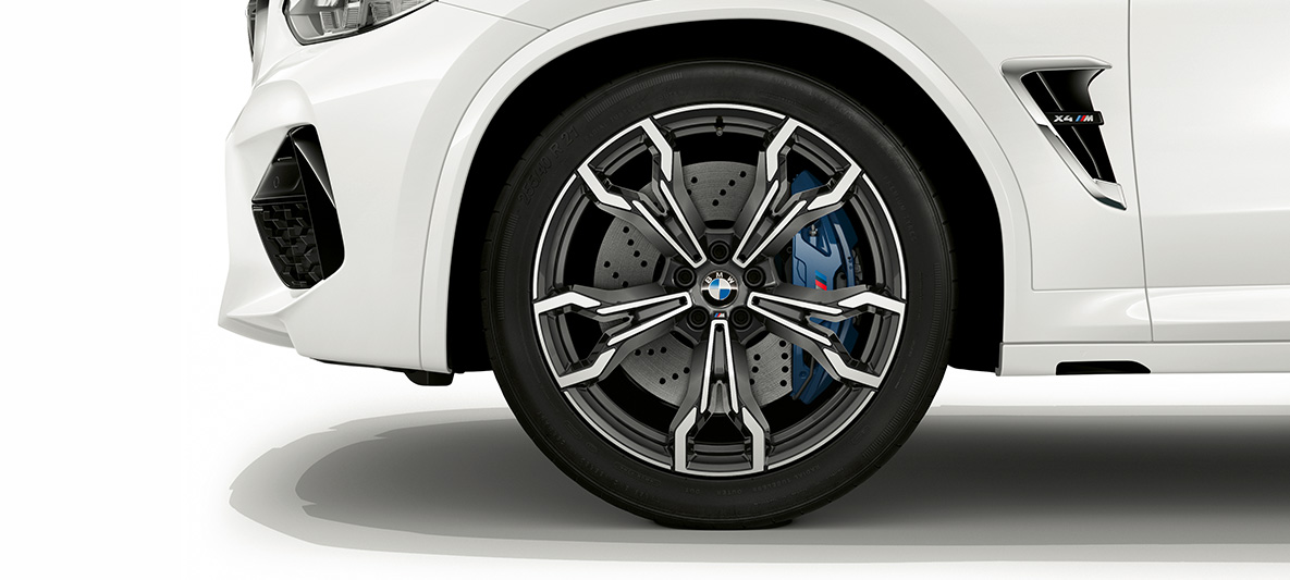 BMW X4 M, 21“ M Leichtmetallräder in Orbitgrau. BMW X4 M in Alpinweiß, Exterieur, 21“ M Leichtmetallräder in Orbitgrau.