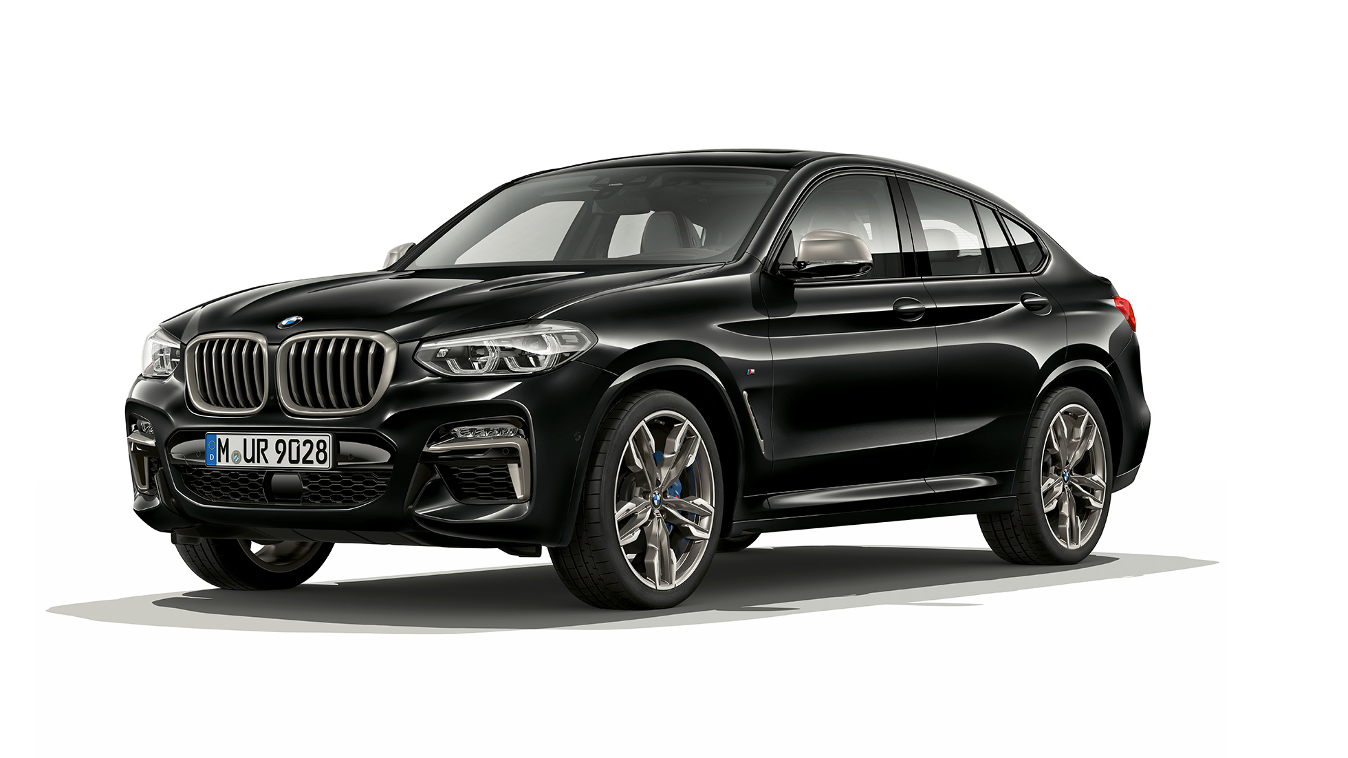 BMW X4 M40i und BMW X4 M40d, Dreiviertel-Frontansicht. BMW X4 M40i und BMW X4 M40d in Saphirschwarz metallic, Exterieur, Dreiviertel-Frontansicht rechts.