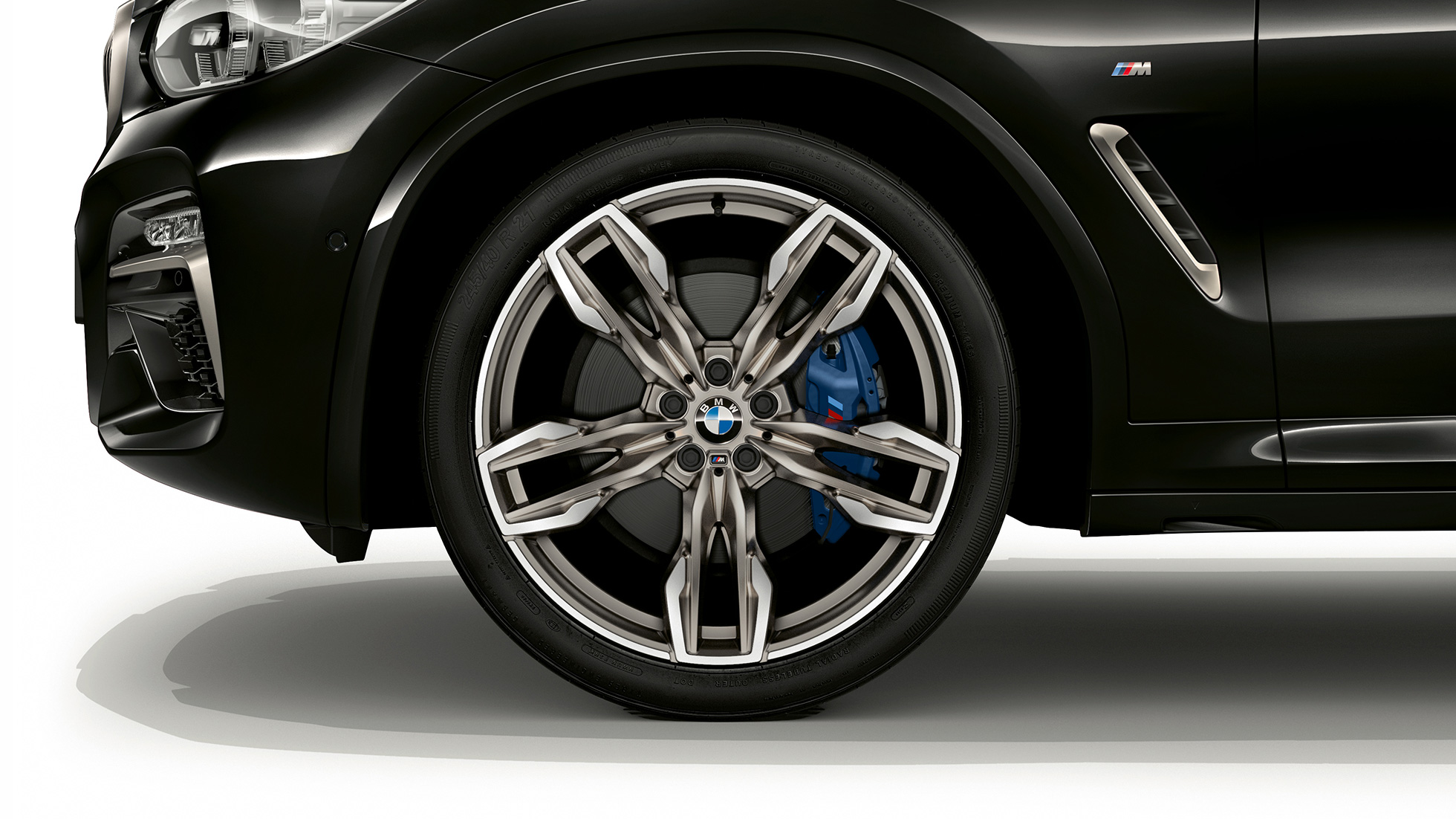 BMW X4 M40i und BMW X4 M40d, 21“ M Leichtmetallräder. BMW X4 M40i und BMW X4 M40d in Saphirschwarz metallic, Exterieur, Seitenansicht mit 21“ M Leichtmetallrädern im Doppelspeichen-Design.